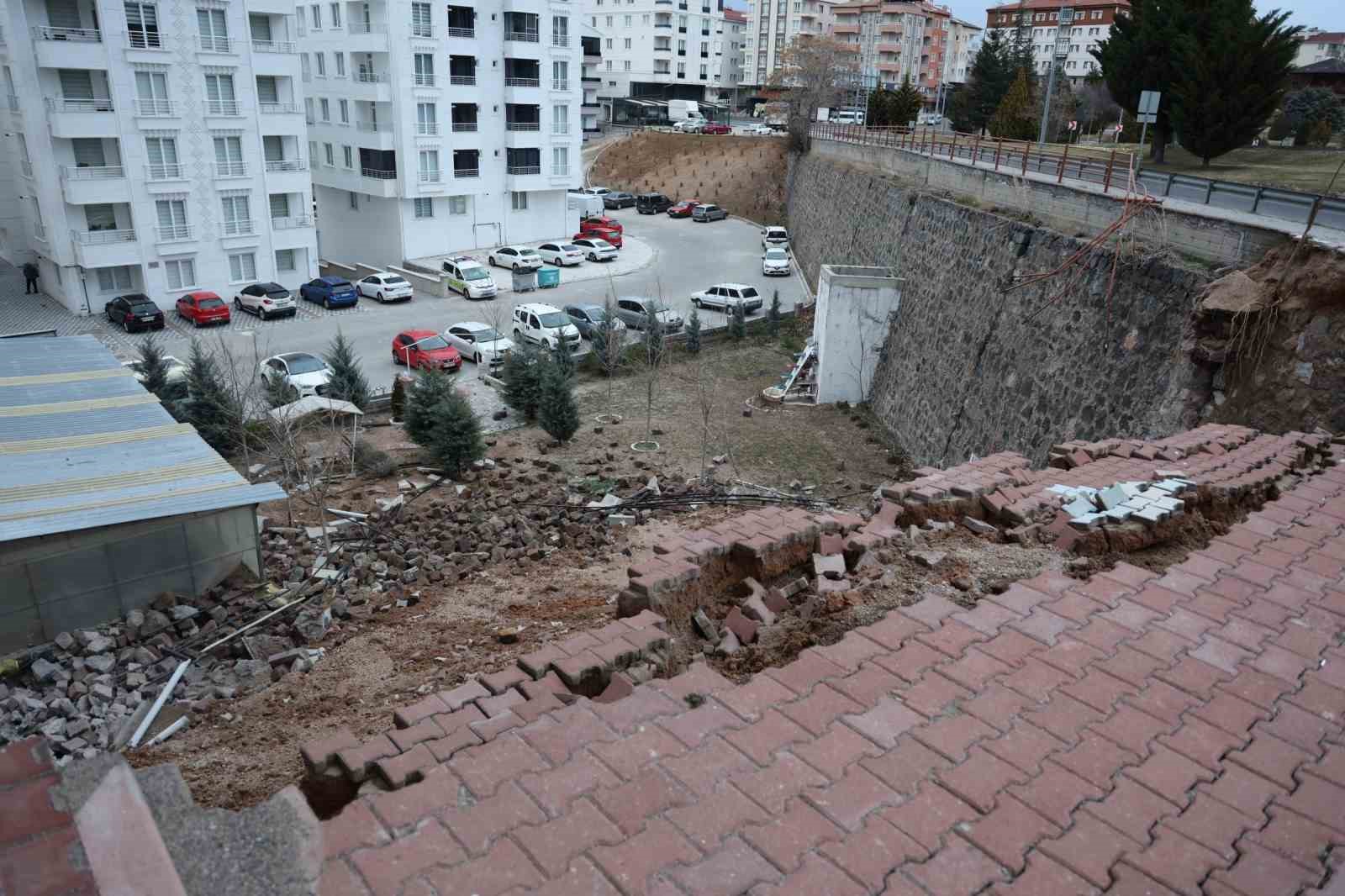 Nevşehir’de 15 metre yüksekliğindeki istinat duvarı çöktü
