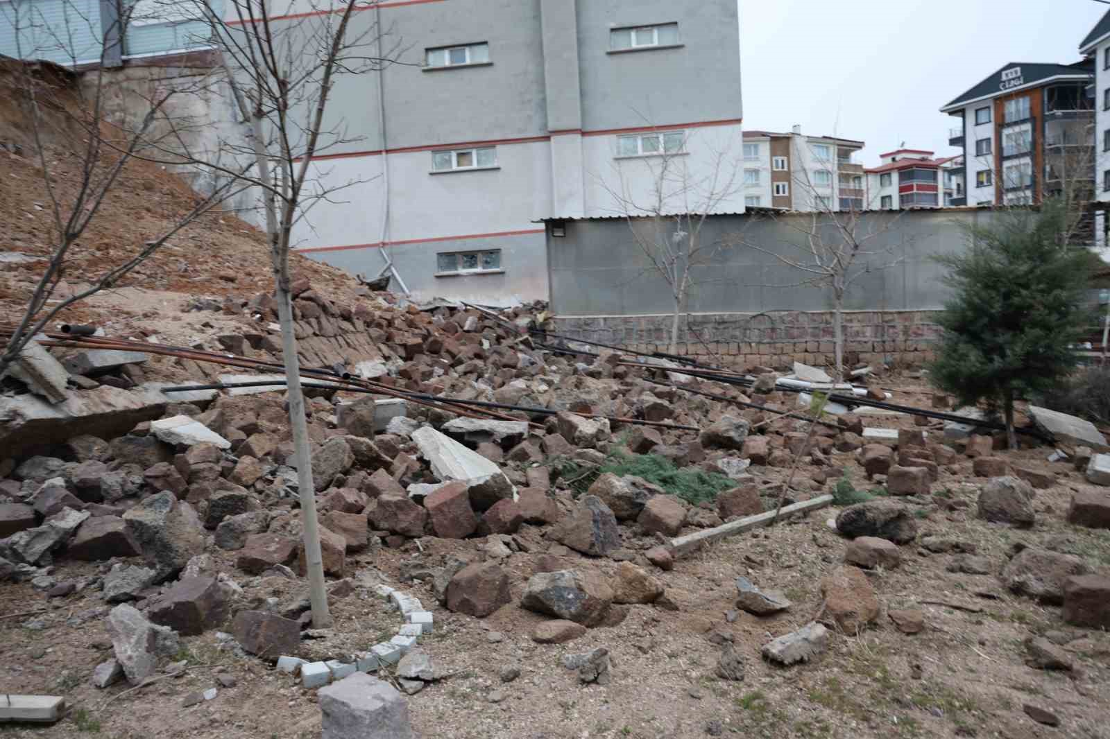 Nevşehir’de 15 metre yüksekliğindeki istinat duvarı çöktü
