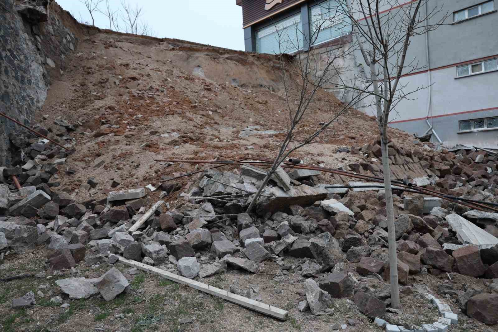 Nevşehir’de 15 metre yüksekliğindeki istinat duvarı çöktü

