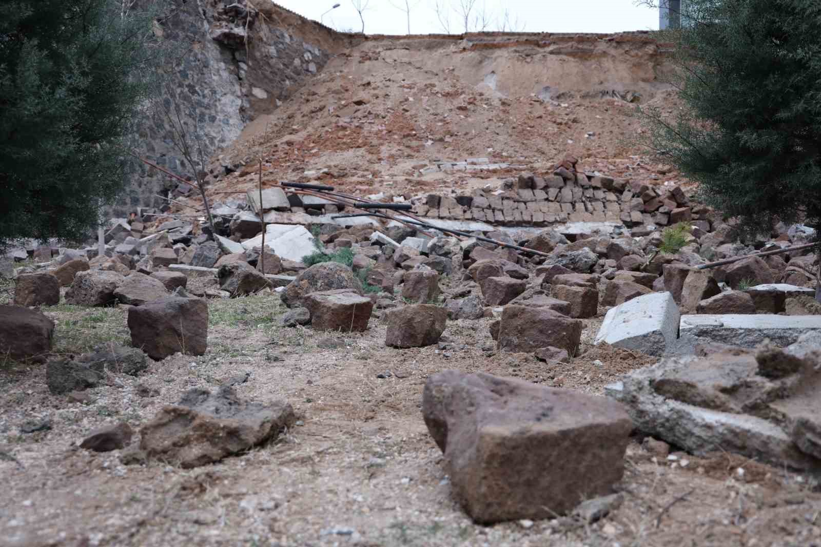 Nevşehir’de 15 metre yüksekliğindeki istinat duvarı çöktü
