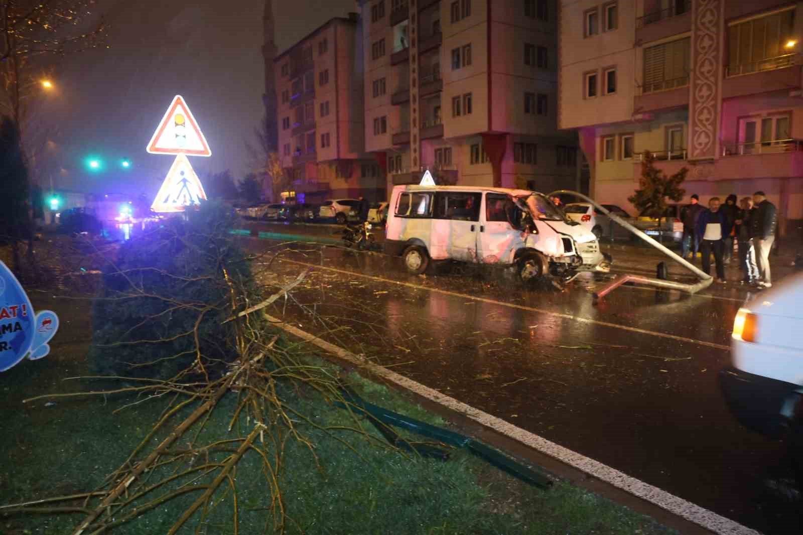 Nevşehir’de kontrolden çıkan minibüs refüje çarpıp karşı şeride geçti: 1 yaralı
