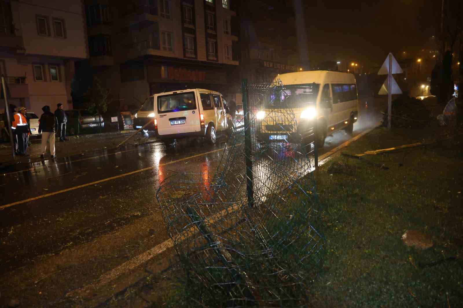 Nevşehir’de kontrolden çıkan minibüs refüje çarpıp karşı şeride geçti: 1 yaralı
