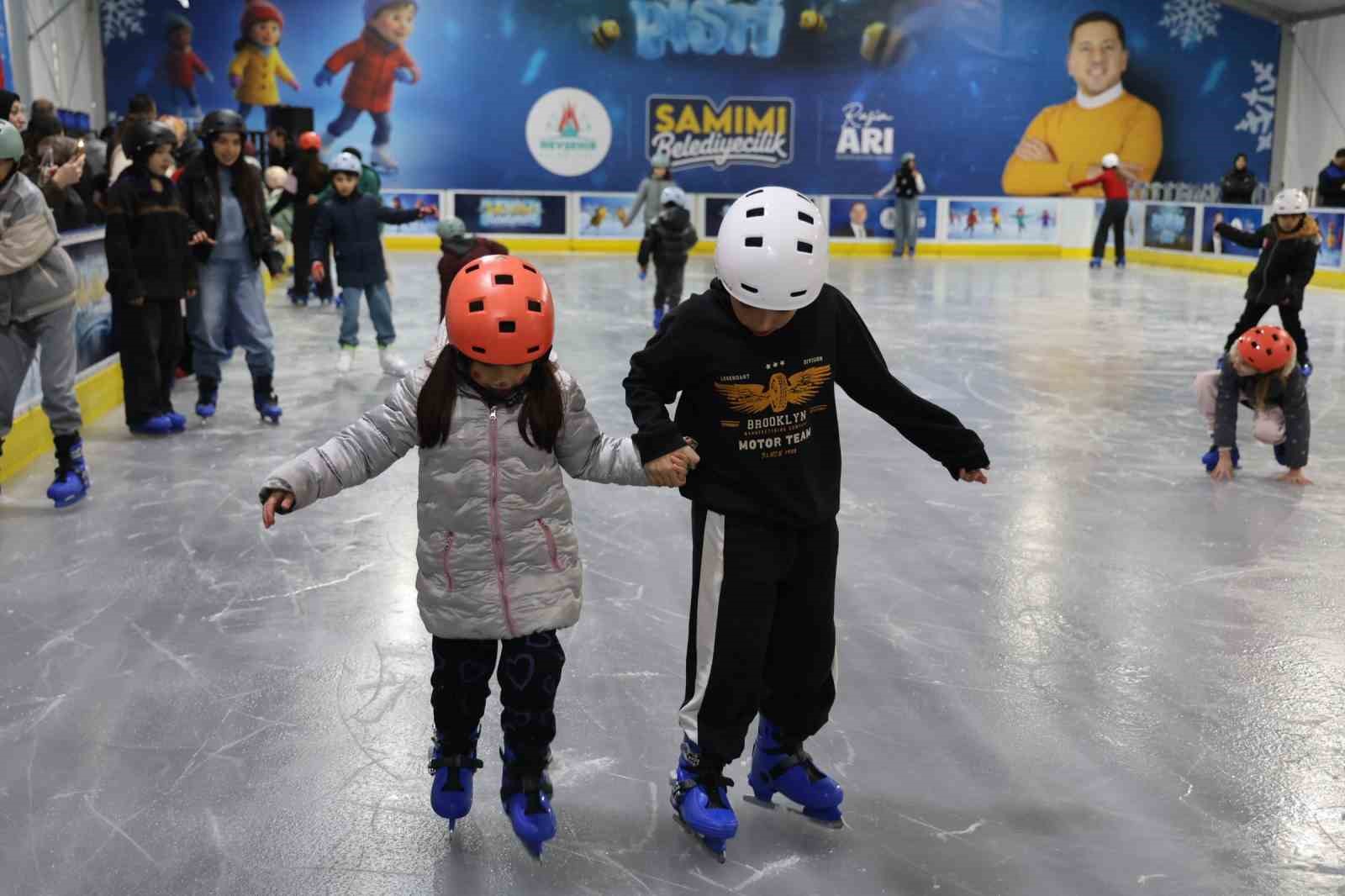 Nevşehir’de mobil buz pateni pisti hizmete açıldı
