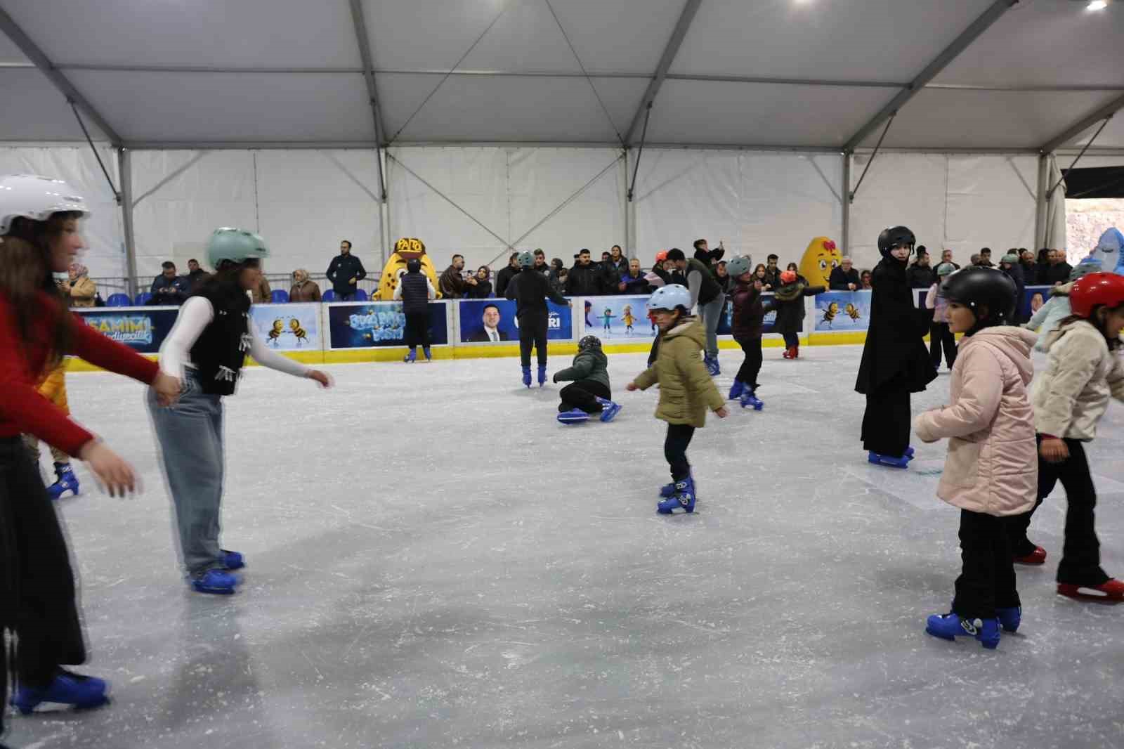 Nevşehir’de mobil buz pateni pisti hizmete açıldı
