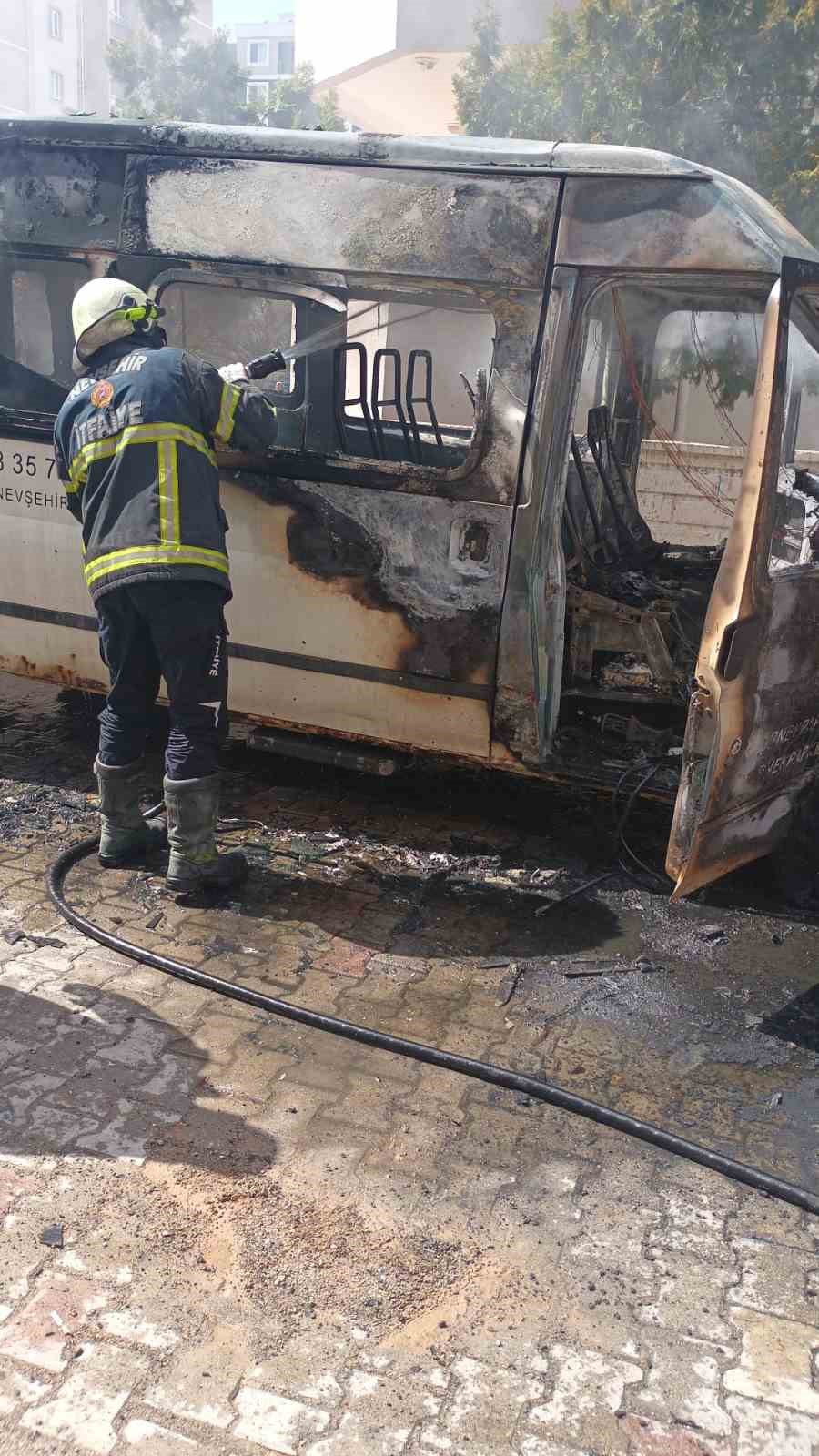 Nevşehir’de park halindeki minibüs alev alev yandı
