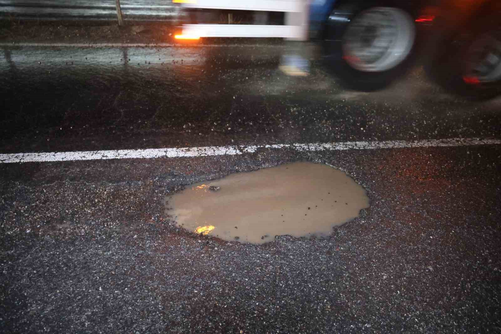 Nevşehir’de yolda oluşan çukurlar, 5 aracı yolda bıraktı
