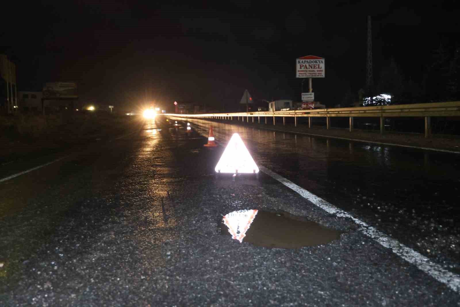 Nevşehir’de yolda oluşan çukurlar, 5 aracı yolda bıraktı
