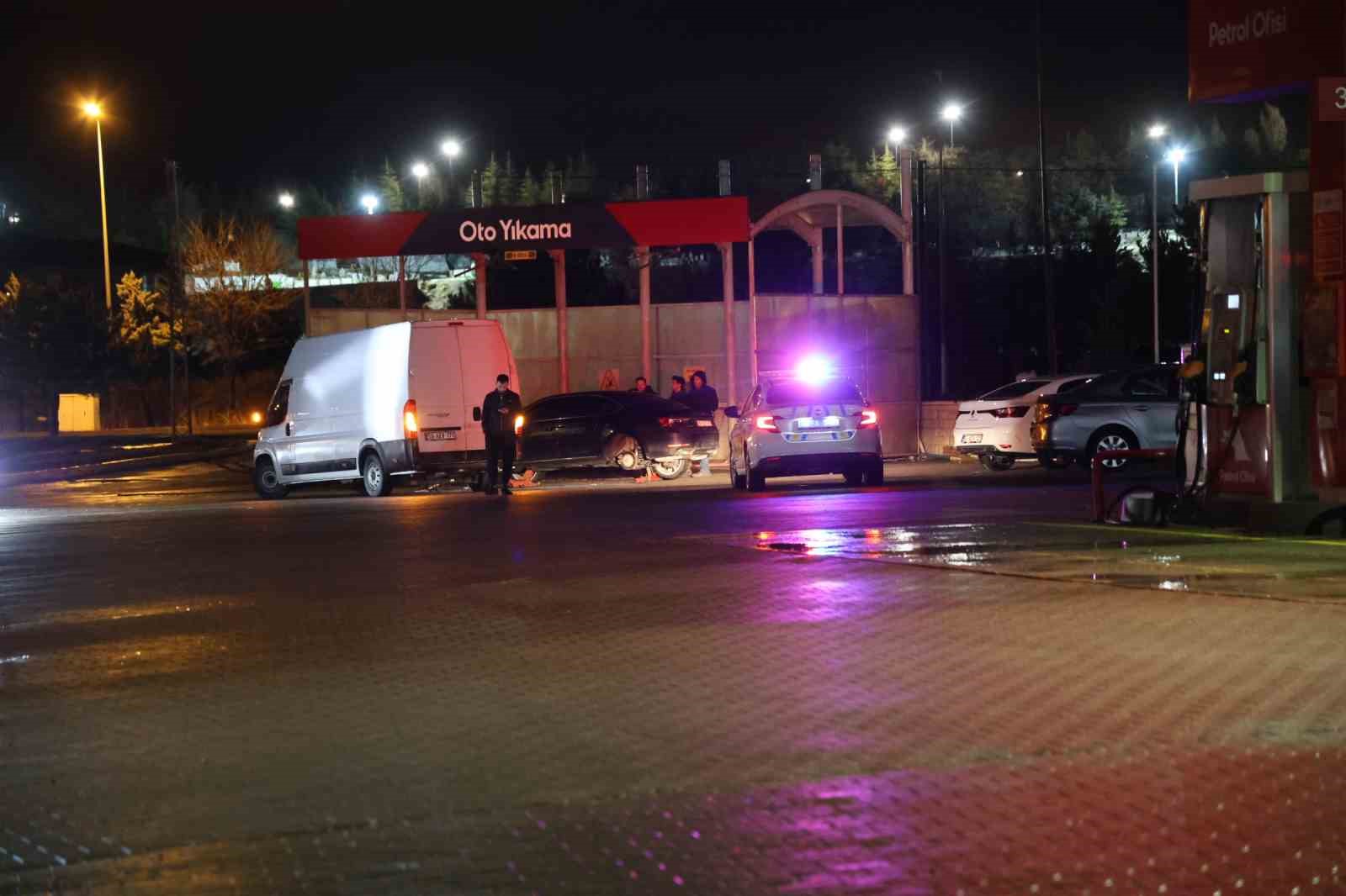 Nevşehir’de yolda oluşan çukurlar, 5 aracı yolda bıraktı
