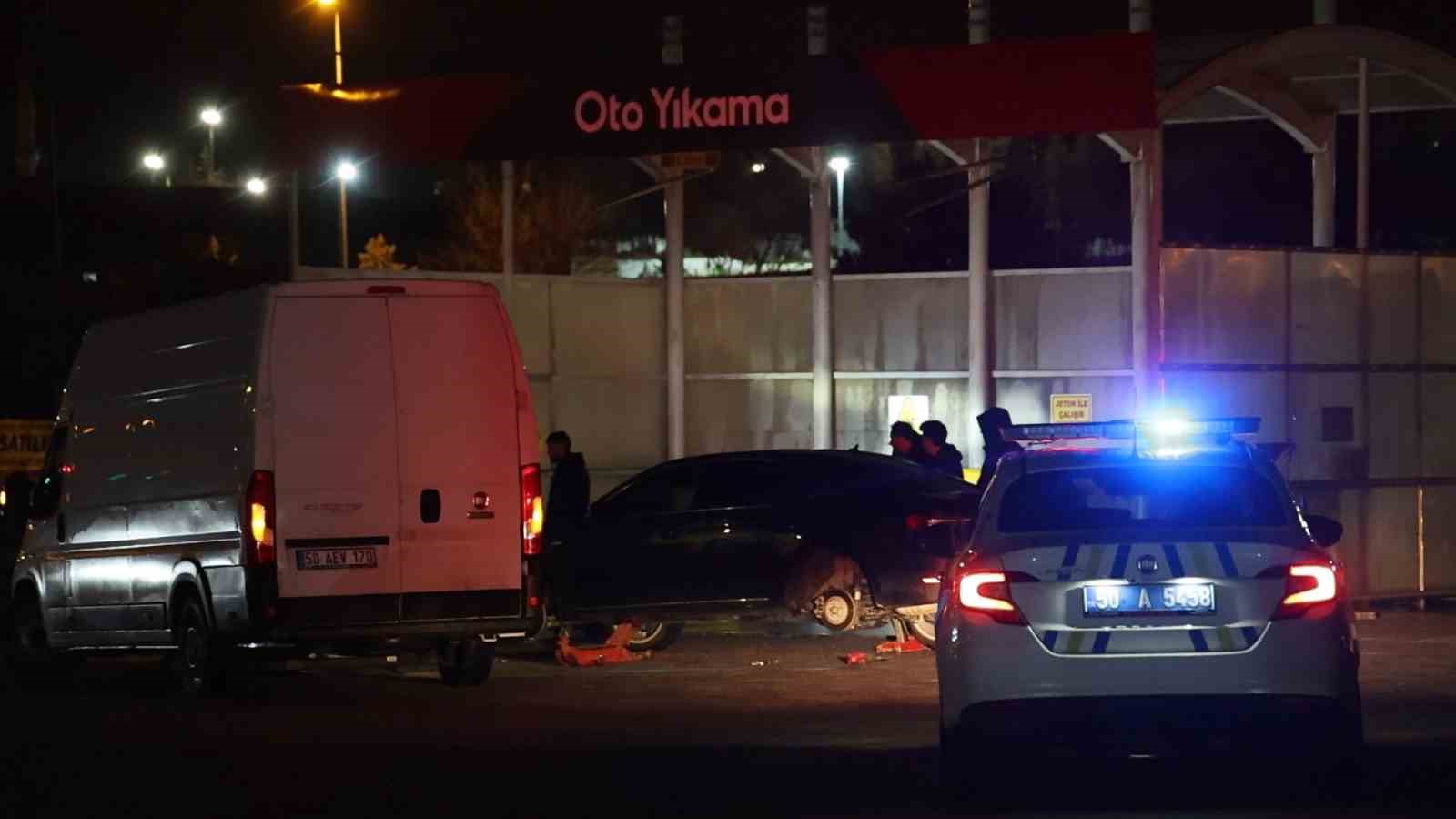 Nevşehir’de yolda oluşan çukurlar, 5 aracı yolda bıraktı
