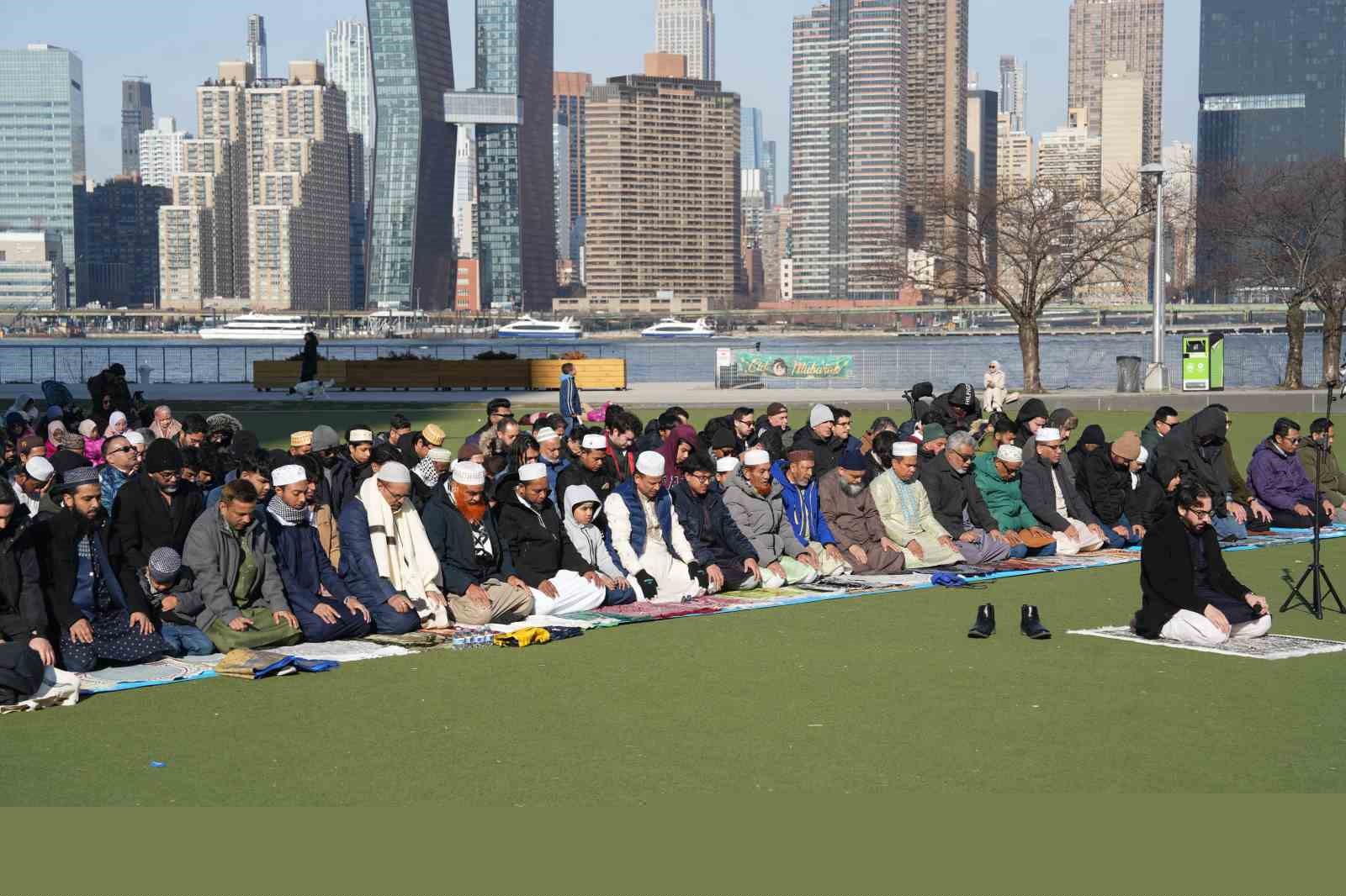 New York’ta bayram namazı sokaklara taştı
