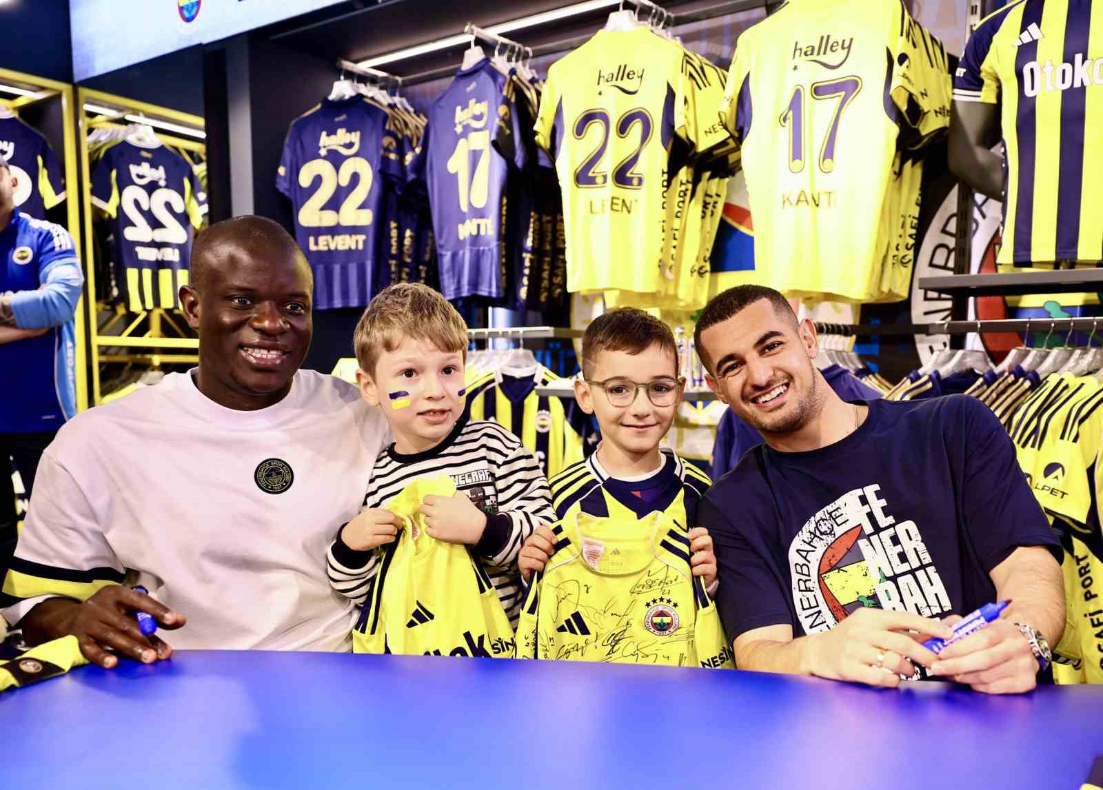 N’Golo Kante ve Levent Mercan imza gününde taraftarla buluştu
