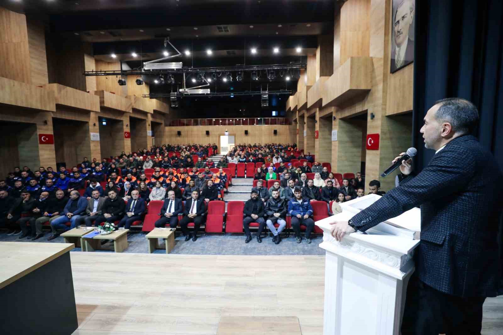 Niğde Belediyesi’nde kadro sevinci: 233 işçi daimi statüye geçti
Niğde Belediyesi’nde kadro sevinci: 233 işçi daimi statüye geçti