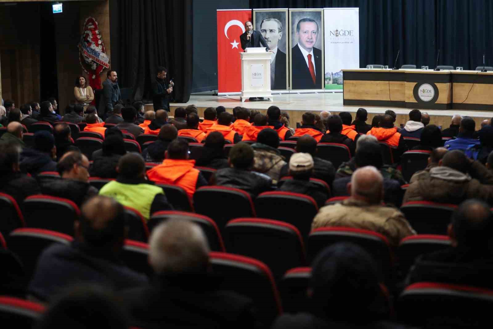 Niğde Belediyesi’nde kadro sevinci: 233 işçi daimi statüye geçti
Niğde Belediyesi’nde kadro sevinci: 233 işçi daimi statüye geçti