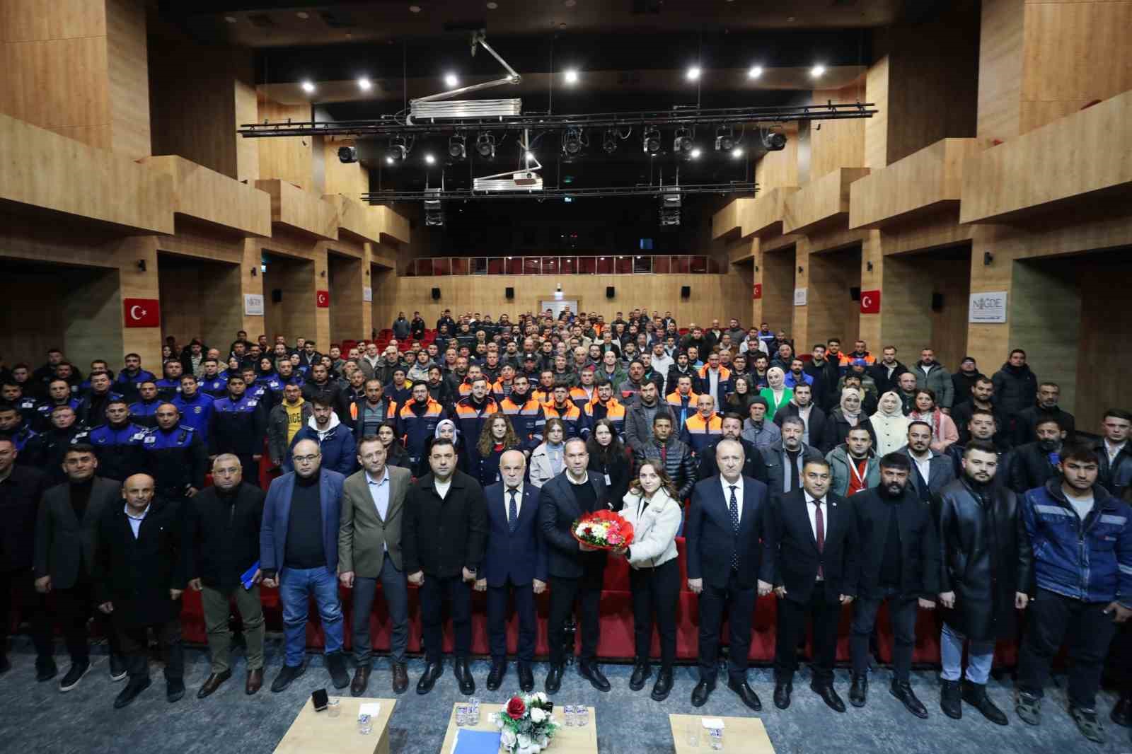 Niğde Belediyesi’nde kadro sevinci: 233 işçi daimi statüye geçti
Niğde Belediyesi’nde kadro sevinci: 233 işçi daimi statüye geçti