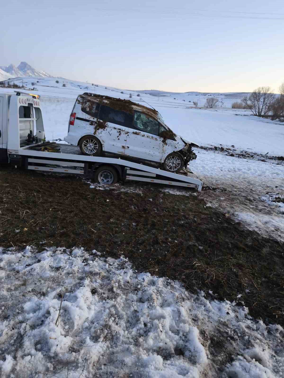 Niğde-Çamardı yolunda araç takla attı, 4 kişi yaralandı
