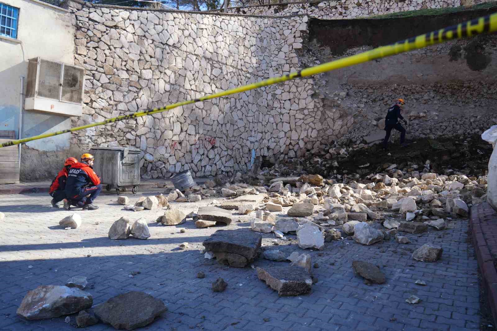 Niğde Kalesi’nde çöken istinat duvarının molozu kaldırılıyor
