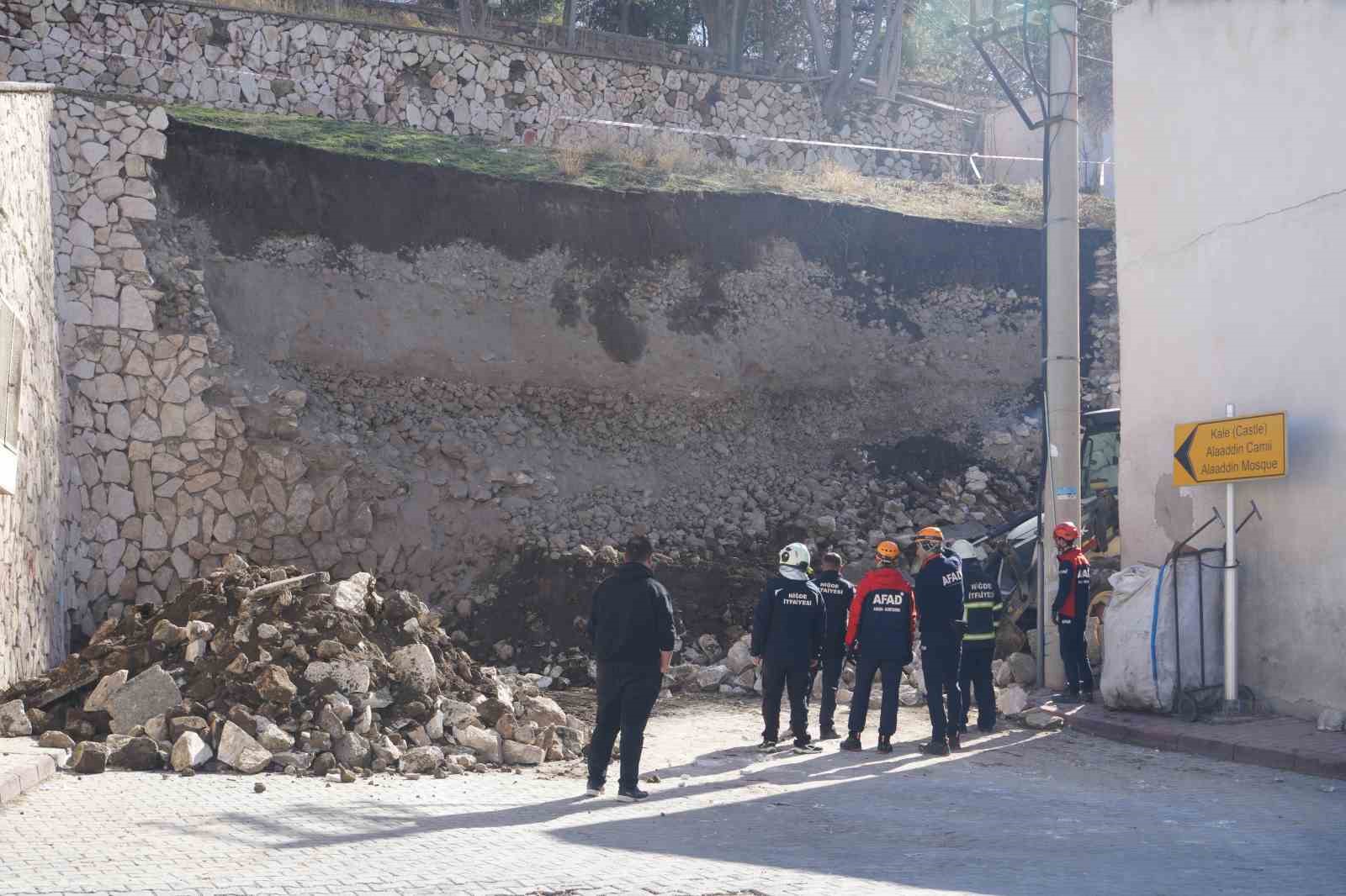 Niğde Kalesi’nde çöken istinat duvarının molozu kaldırılıyor
