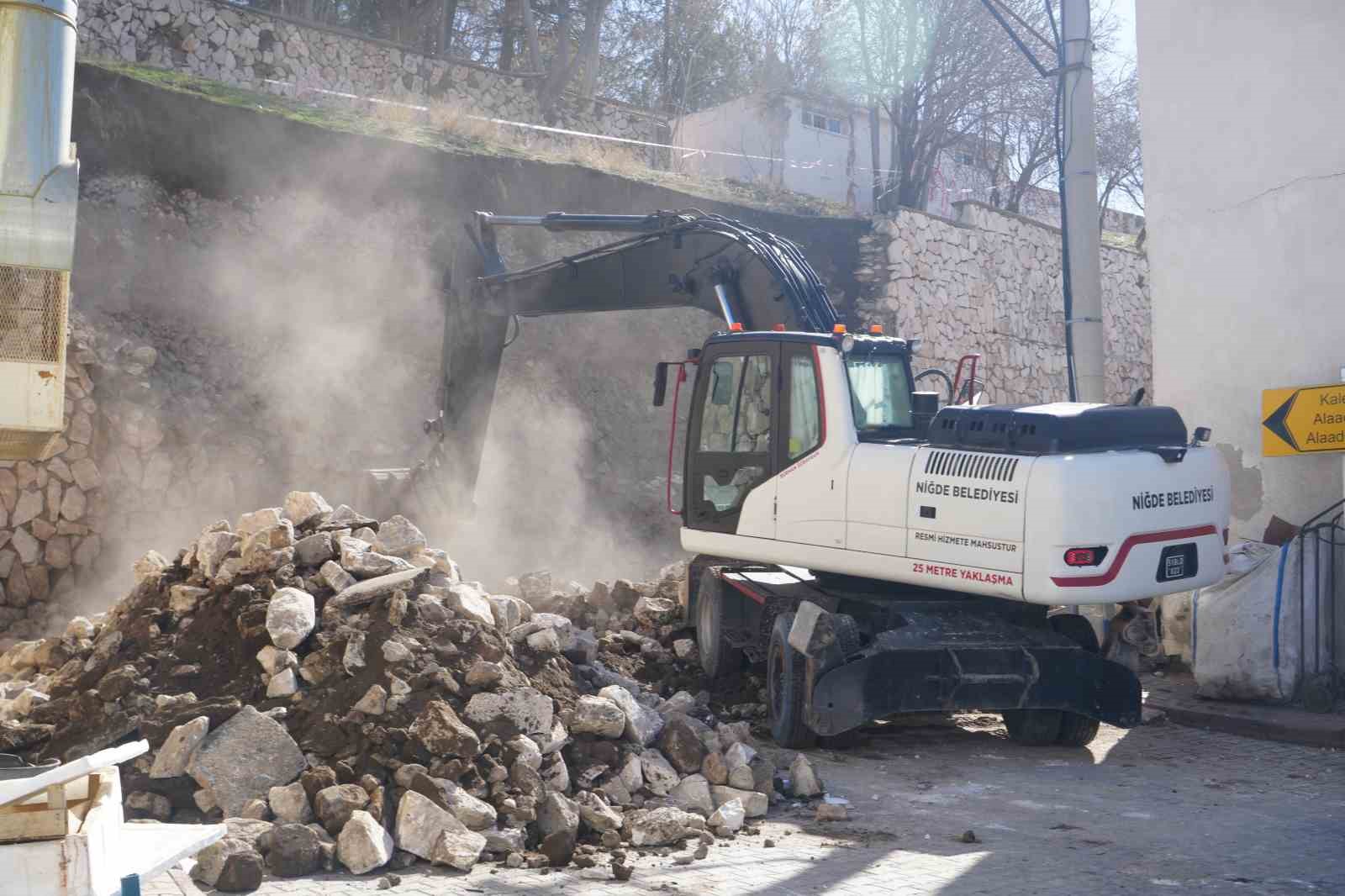 Niğde Kalesi’nde çöken istinat duvarının molozu kaldırılıyor
