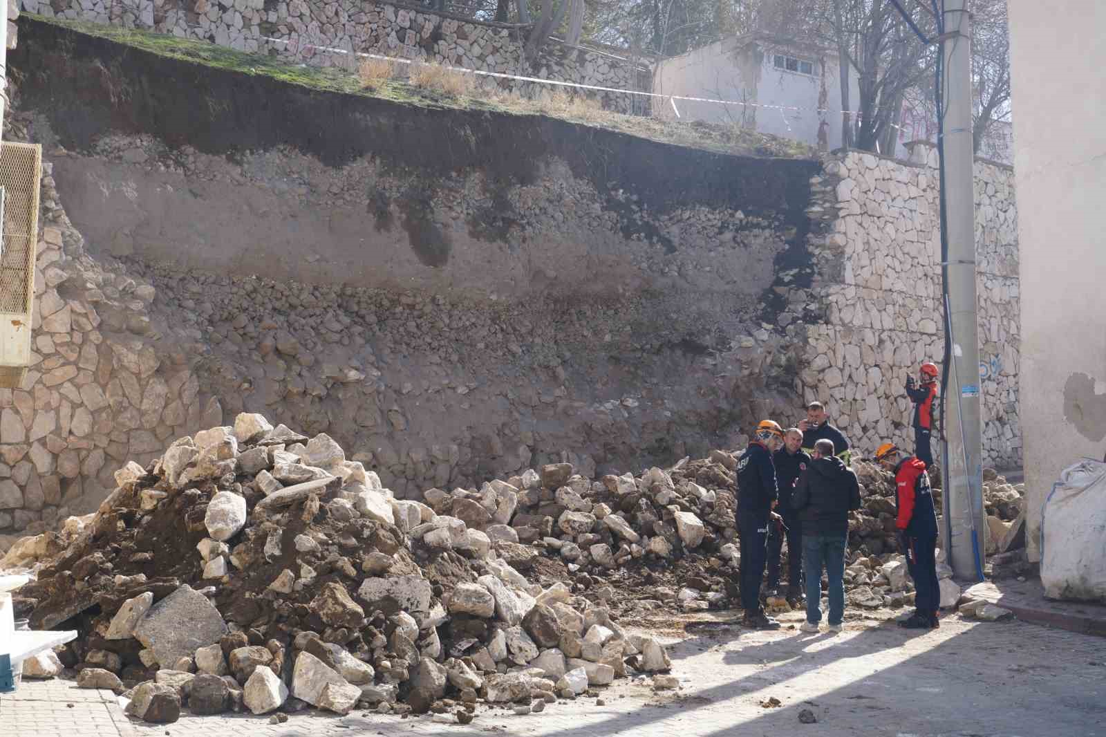 Niğde Kalesi’nde çöken istinat duvarının molozu kaldırılıyor
