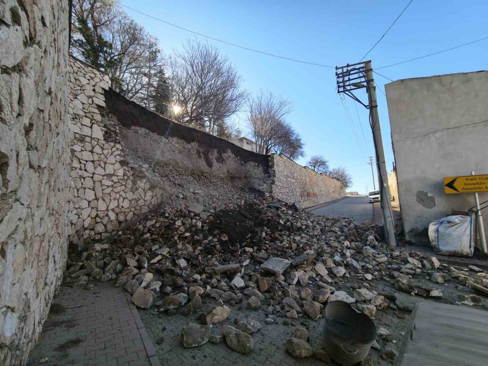 Niğde Kalesi’nde istinat duvarı çöktü
