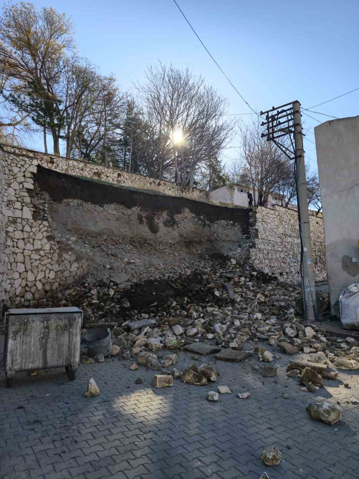Niğde Kalesi’nde istinat duvarı çöktü
