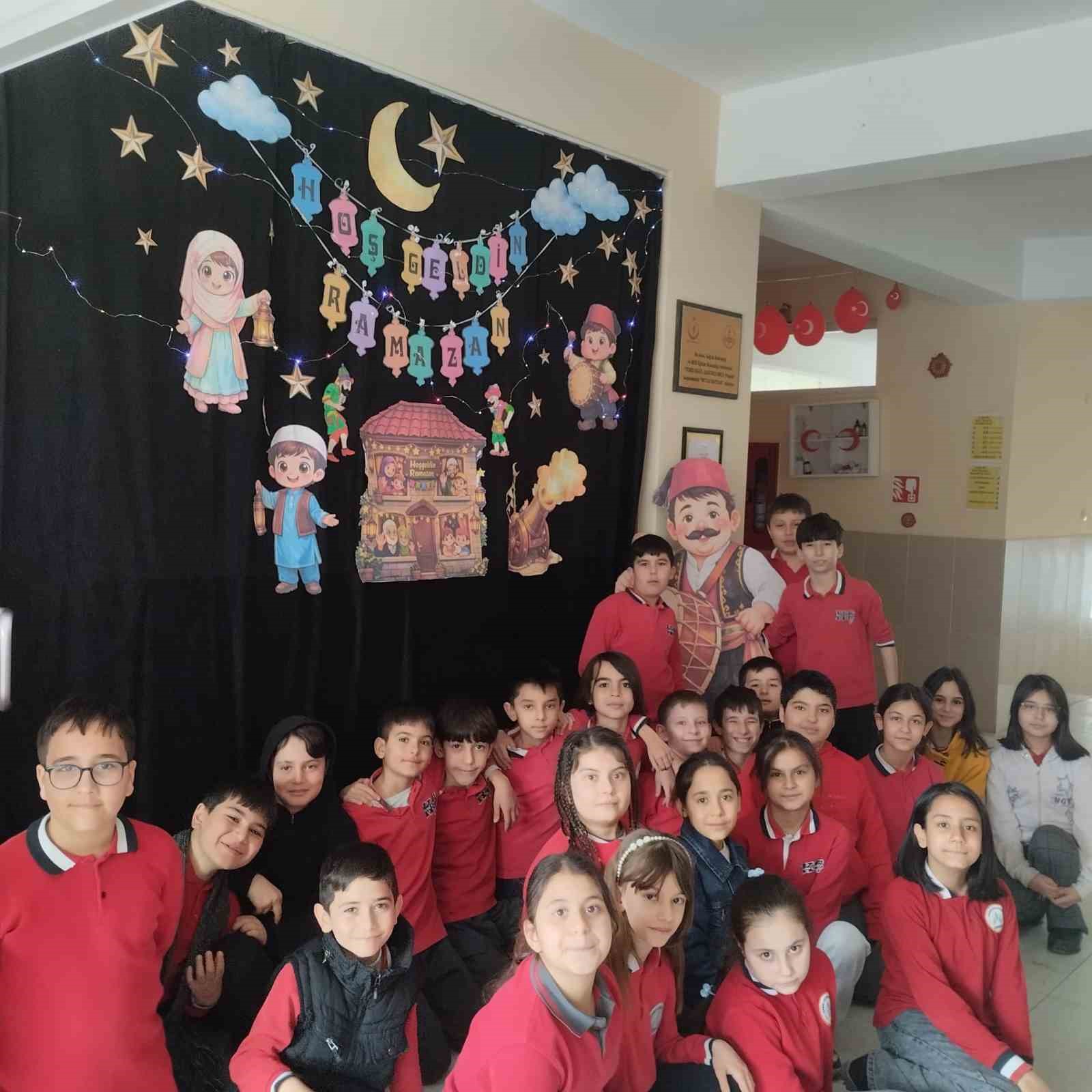 Niğde Kemal Çetintürk İlkokulu’nda Ramazan sofrası
