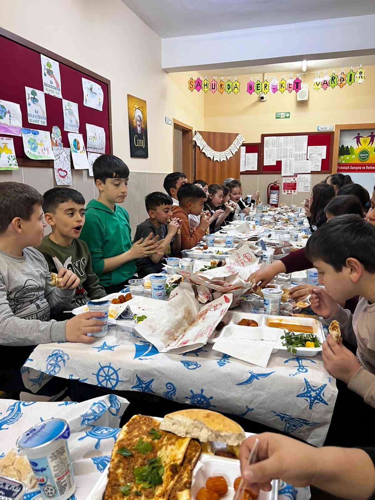 Niğde Kemal Çetintürk İlkokulu’nda Ramazan sofrası
