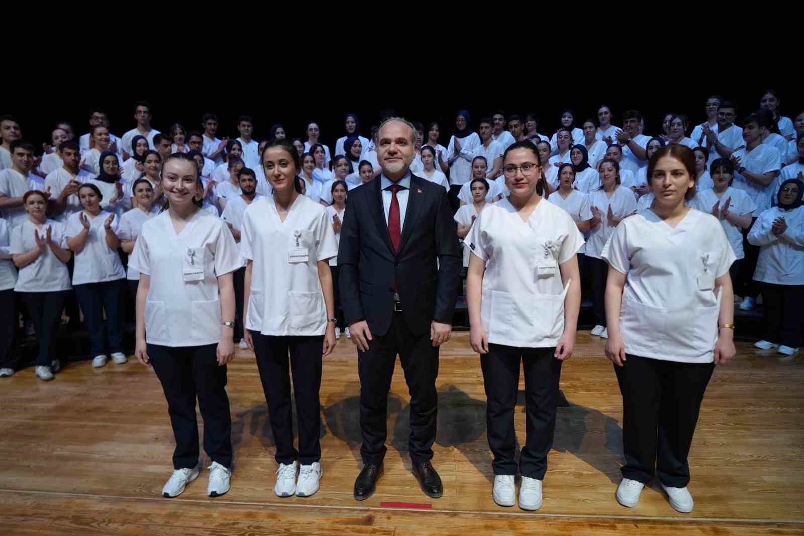 Niğde’de 120 hemşire adayı üniforma giydi
