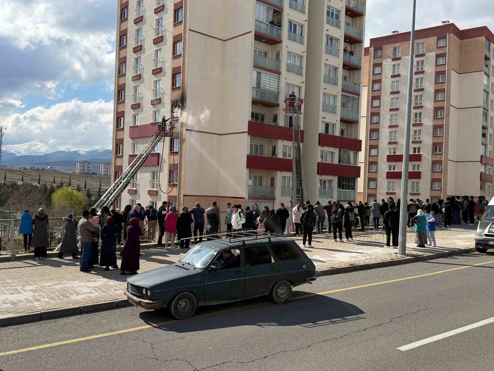 Niğde’de 5. katta çıkan yangında 4 kişi tedbir amaçlı hastaneye kaldırıldı

