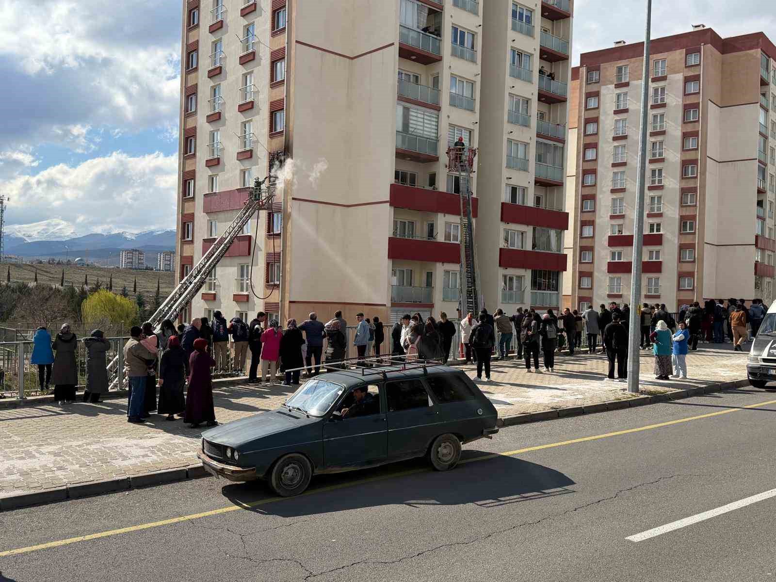Niğde’de 5. katta çıkan yangında 4 kişi tedbir amaçlı hastaneye kaldırıldı
