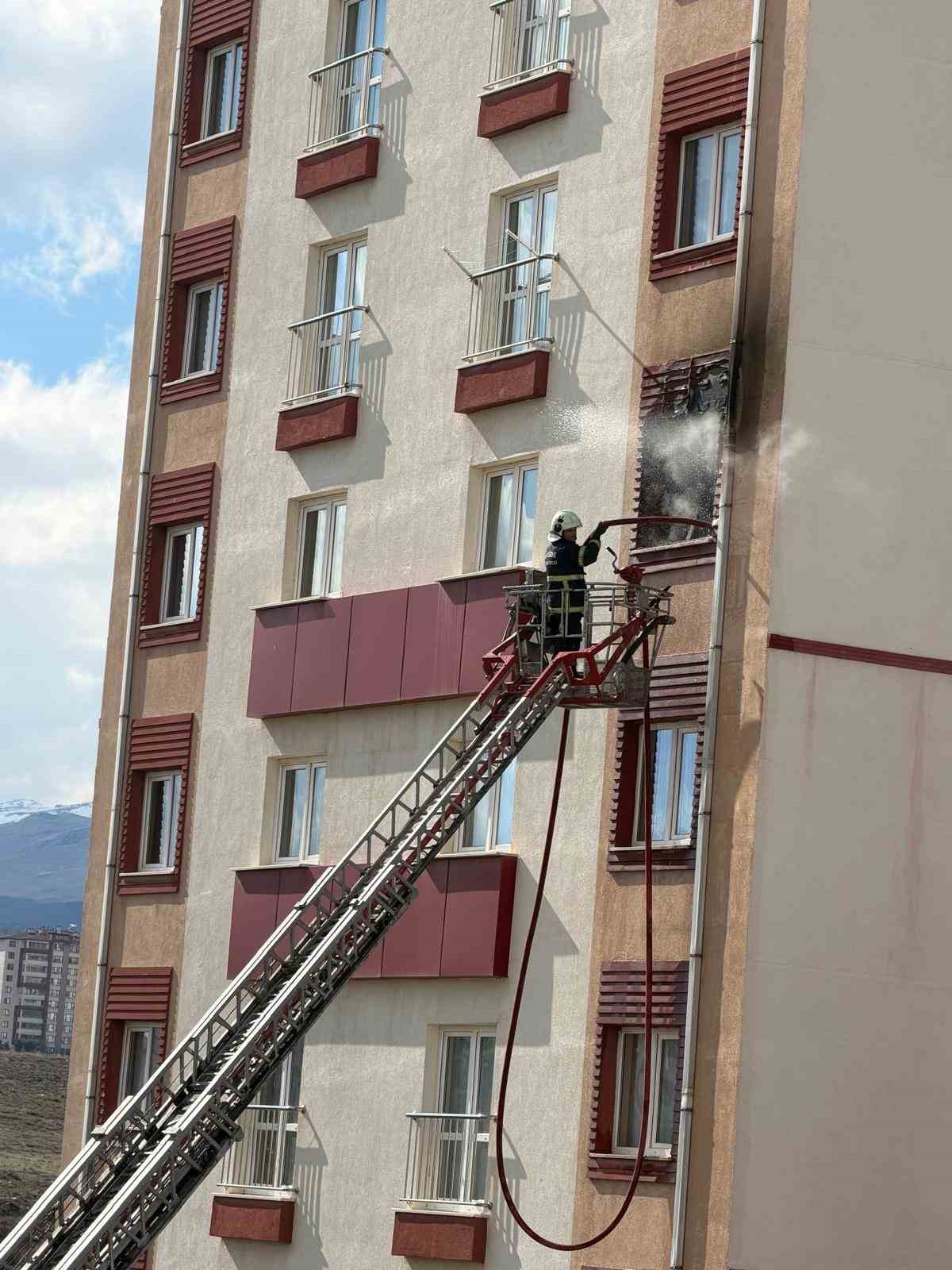 Niğde’de 5. katta çıkan yangında 4 kişi tedbir amaçlı hastaneye kaldırıldı
