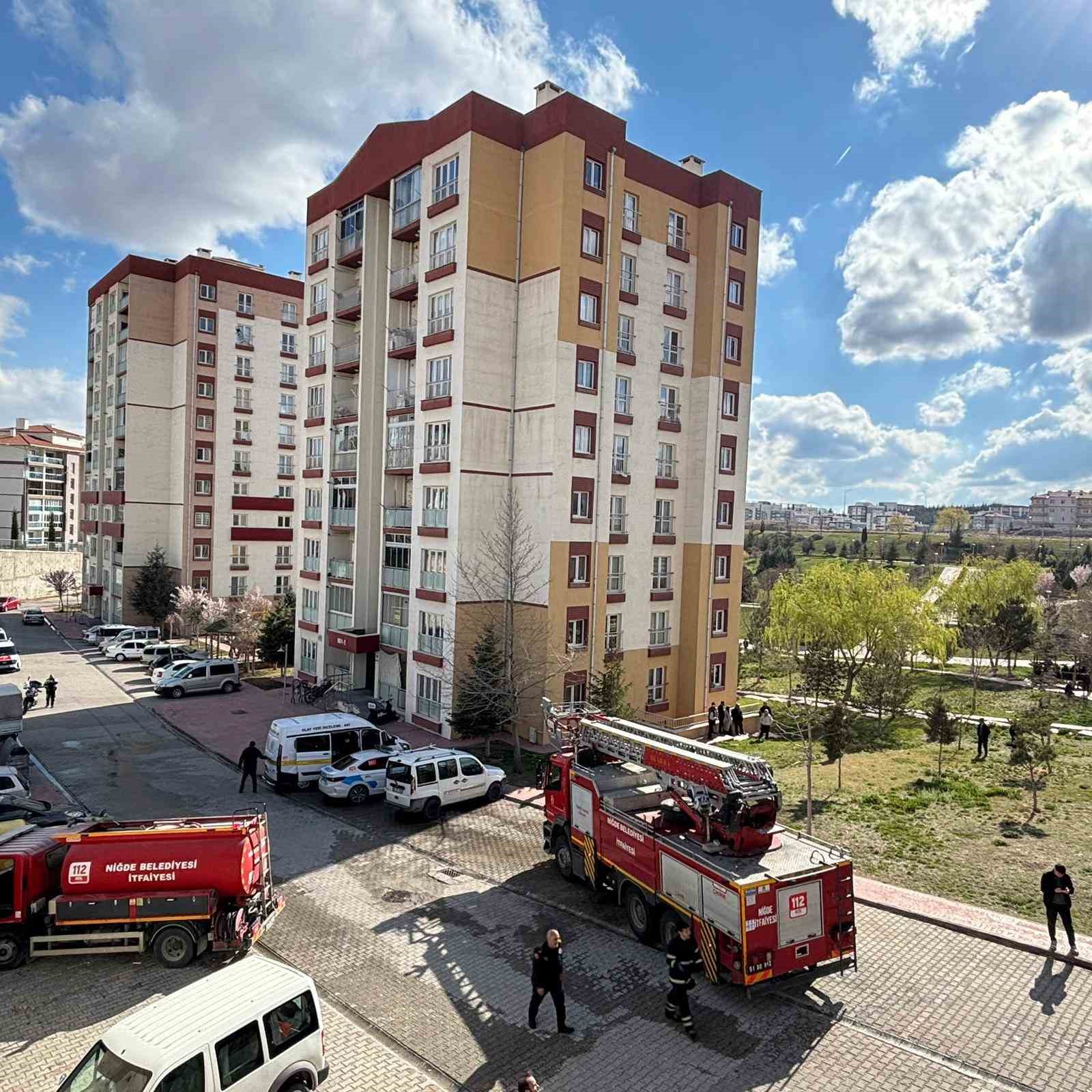 Niğde’de 5. katta çıkan yangında 4 kişi tedbir amaçlı hastaneye kaldırıldı

