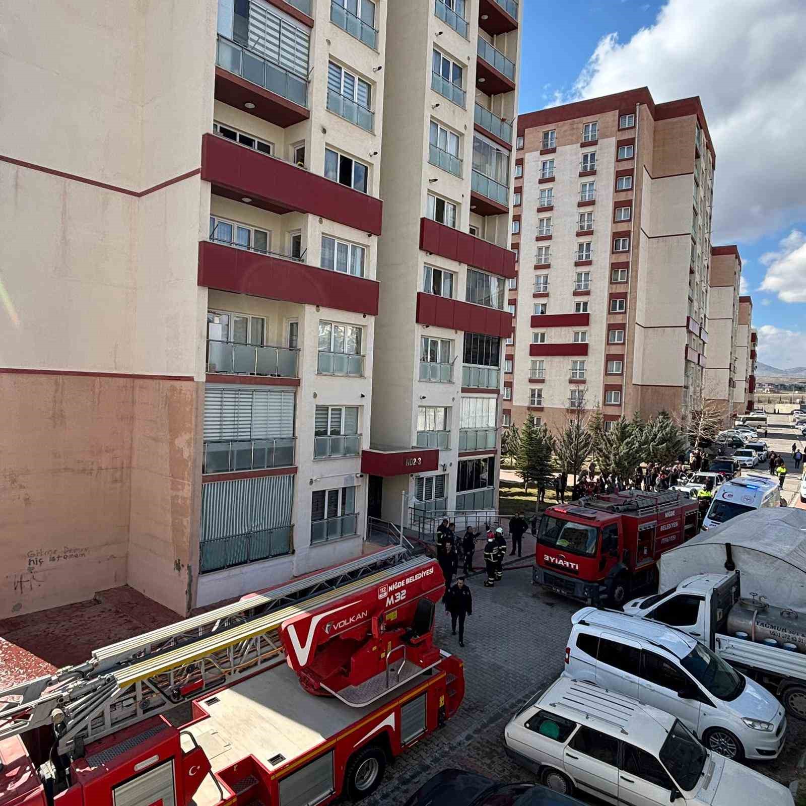 Niğde’de 5. katta çıkan yangında 4 kişi tedbir amaçlı hastaneye kaldırıldı
