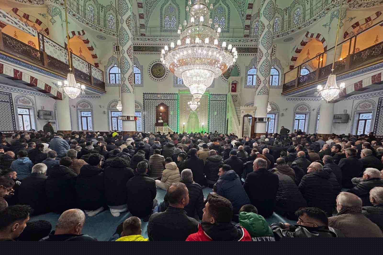 Niğde’de bayram namazı sonrası bayramlaşma
