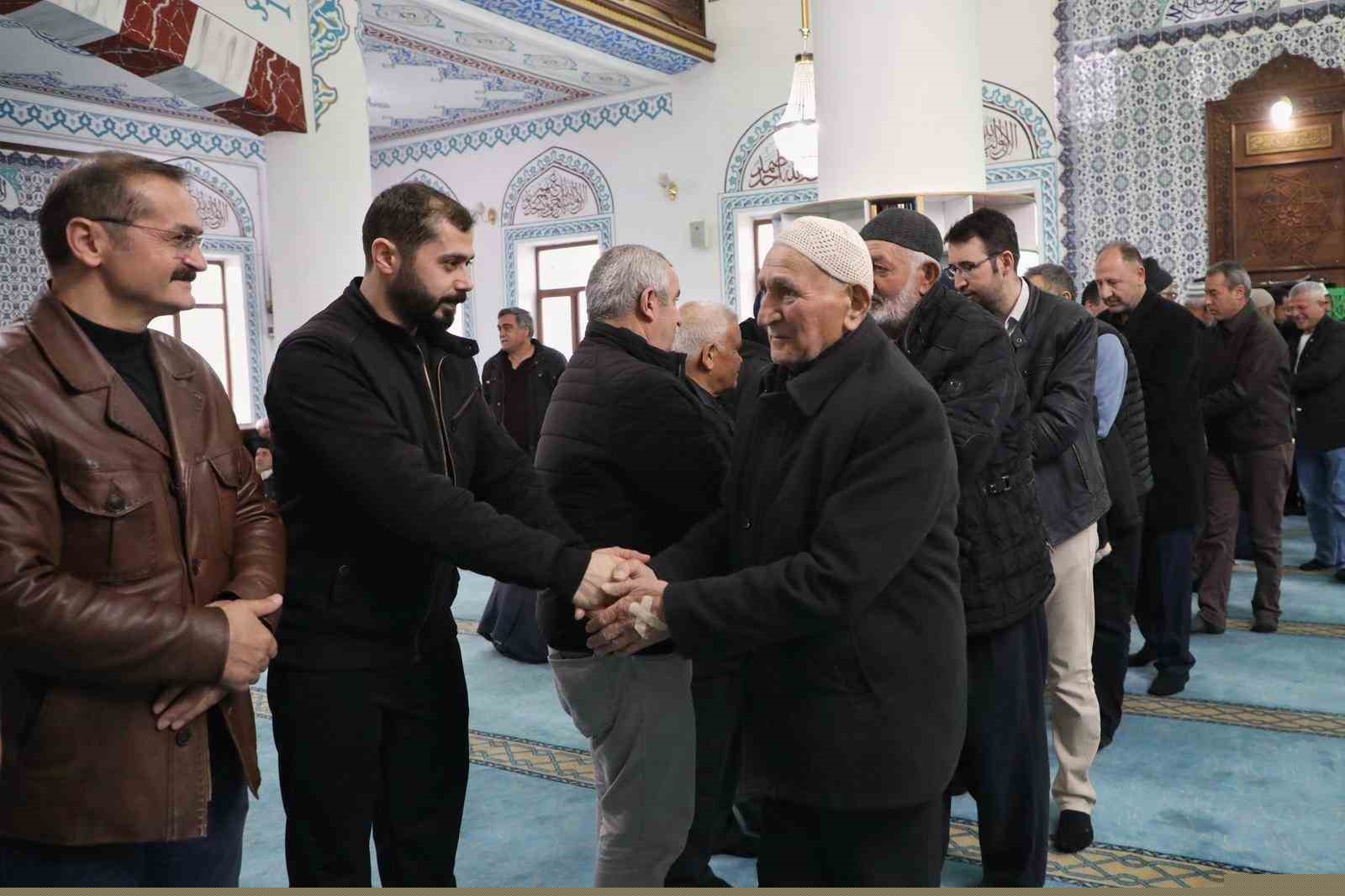 Niğde’de bayram namazı sonrası bayramlaşma
