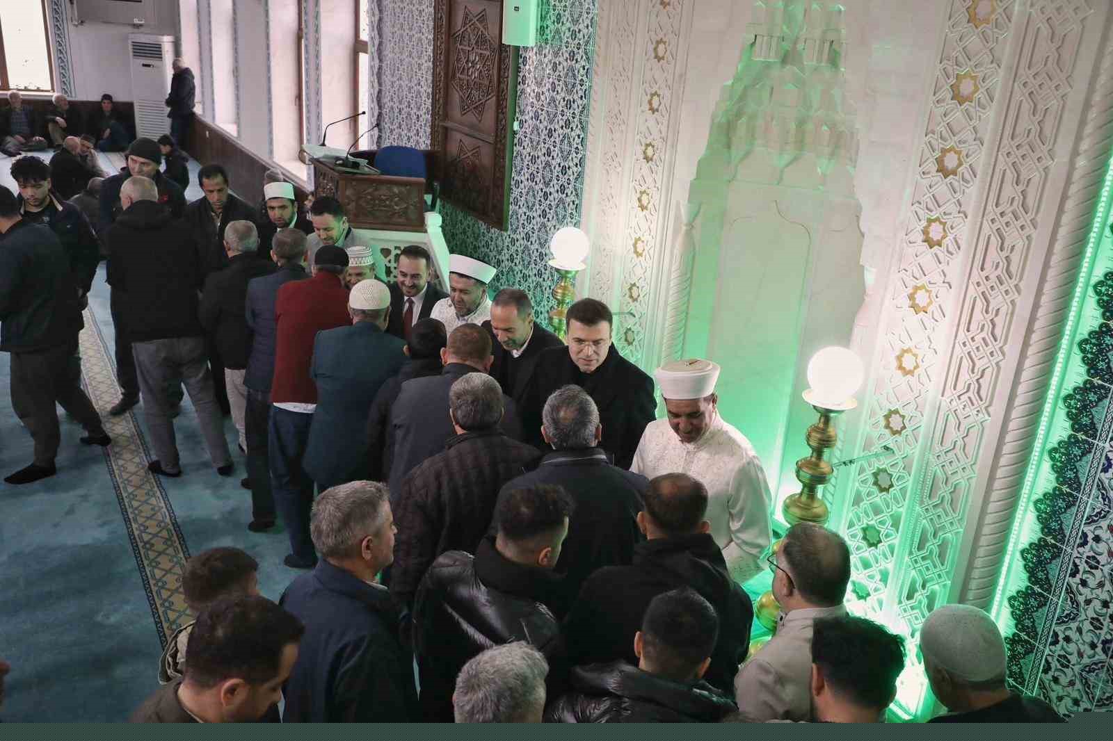 Niğde’de bayram namazı sonrası bayramlaşma
