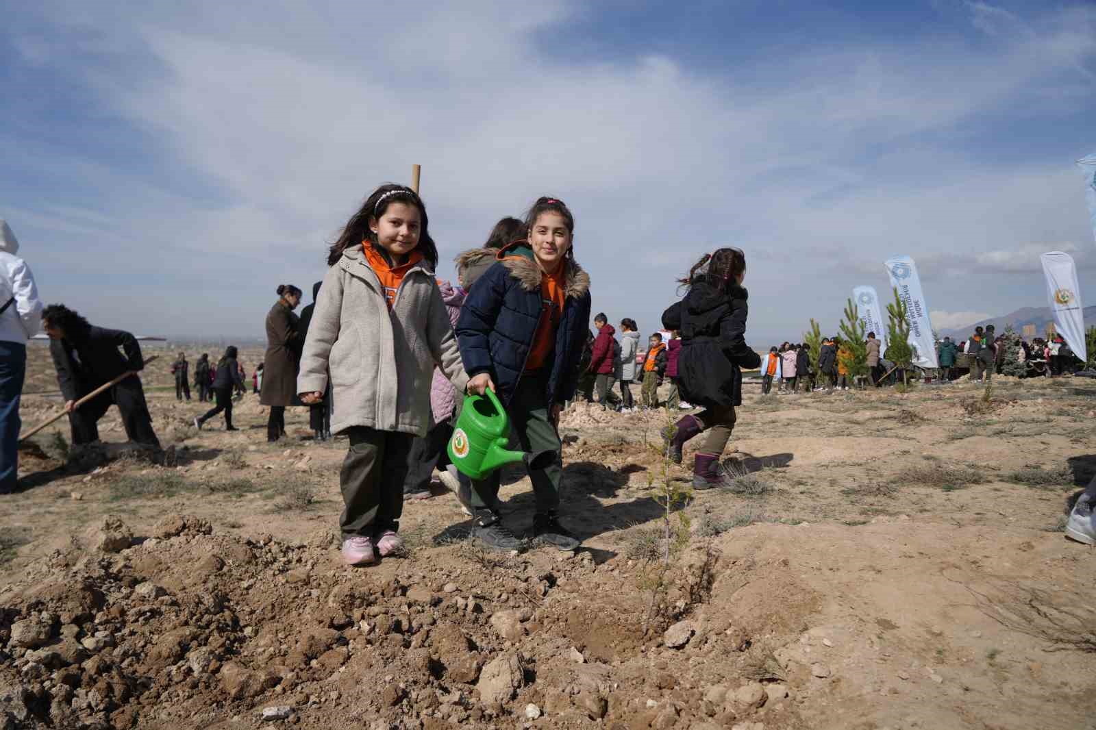 Niğde’de binlerce fidan toprakla buluşturuldu
