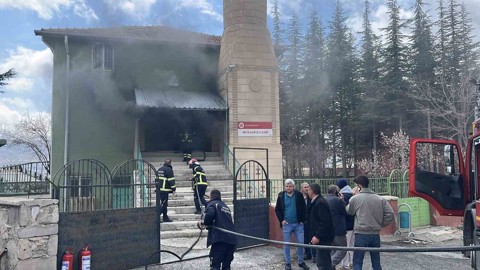 Niğde’de camide yangın, ekiplerin müdahalesi sürüyor
