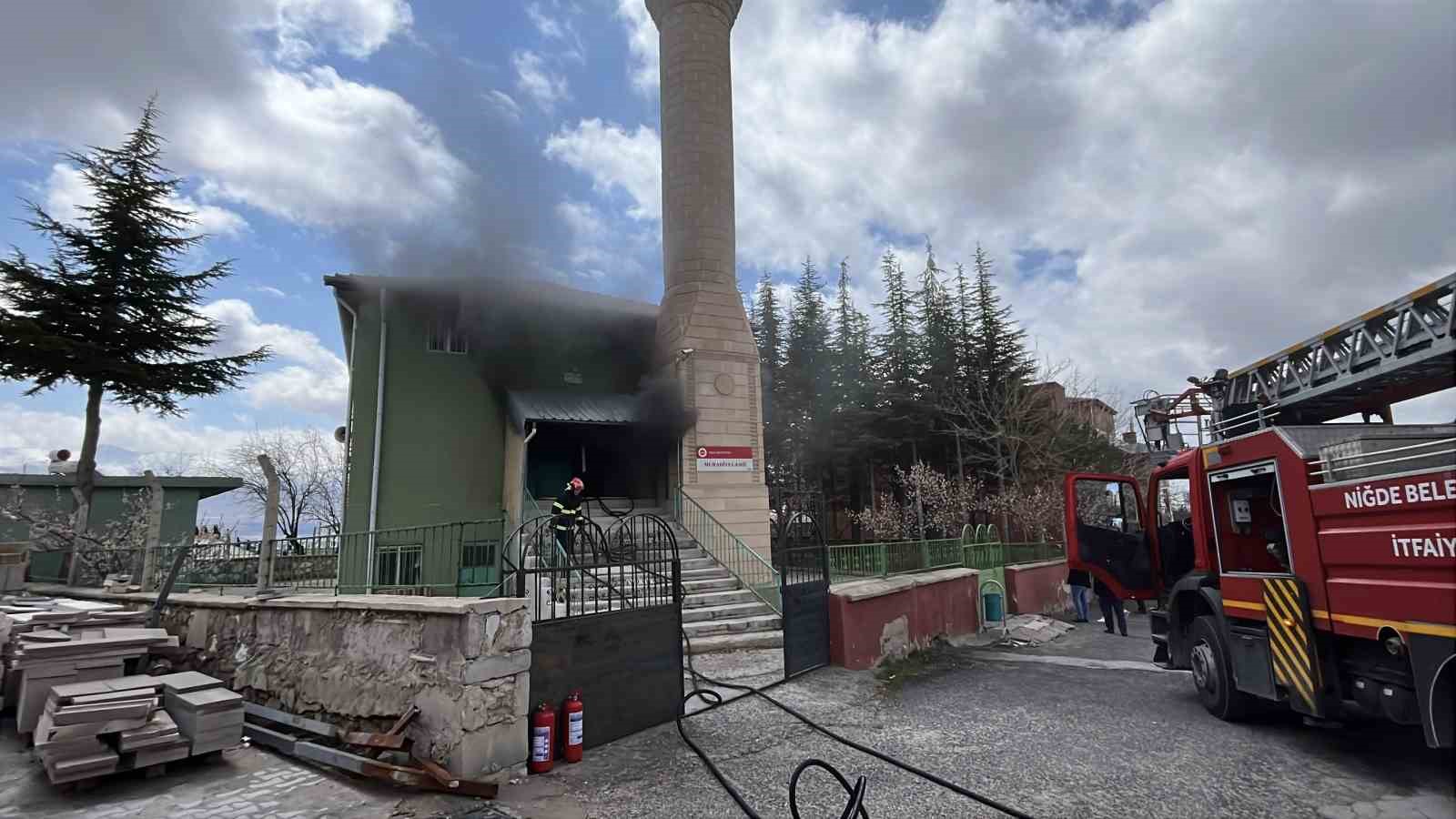 Niğde’de camide yangın, ekiplerin müdahalesi sürüyor
