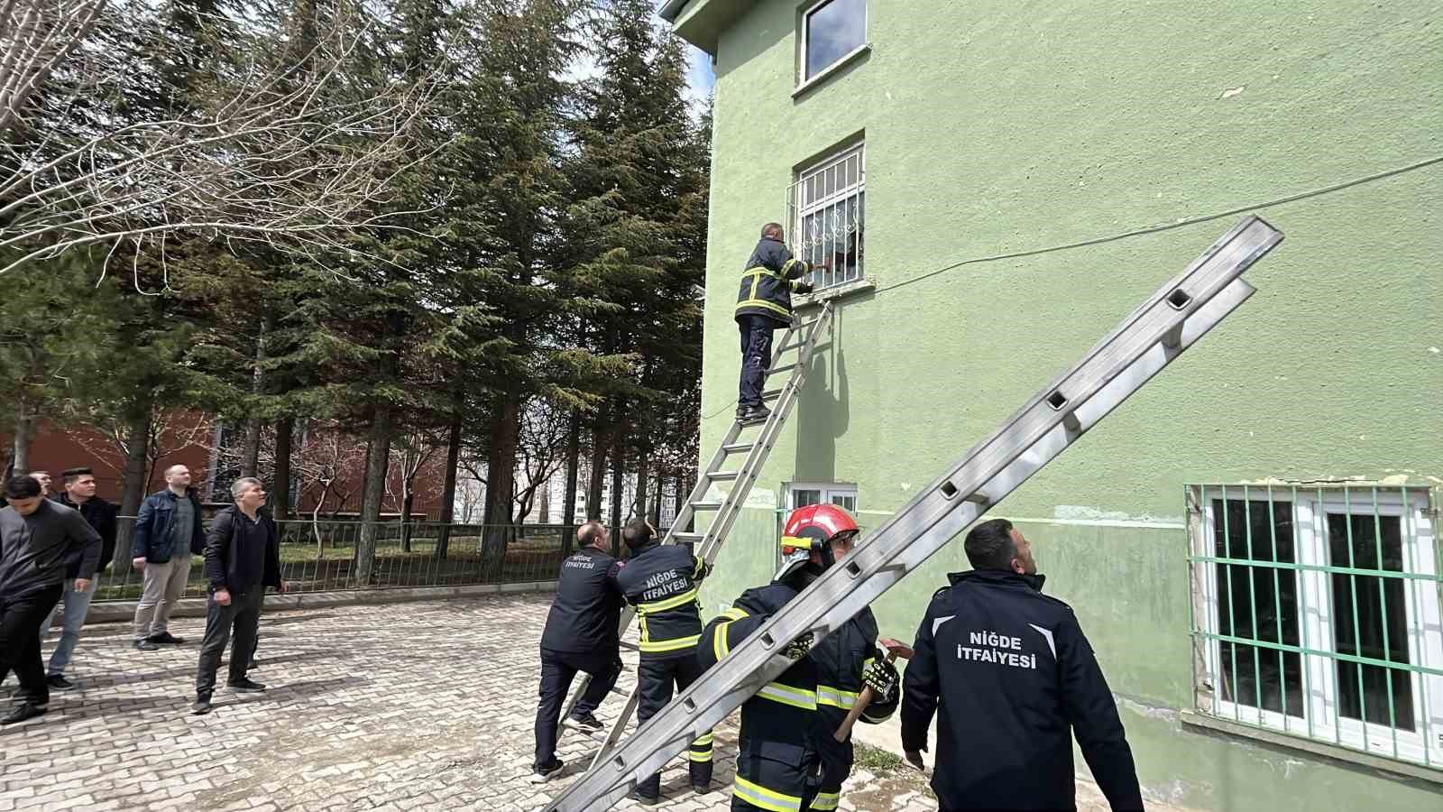 Niğde’de camide yangın, ekiplerin müdahalesi sürüyor
