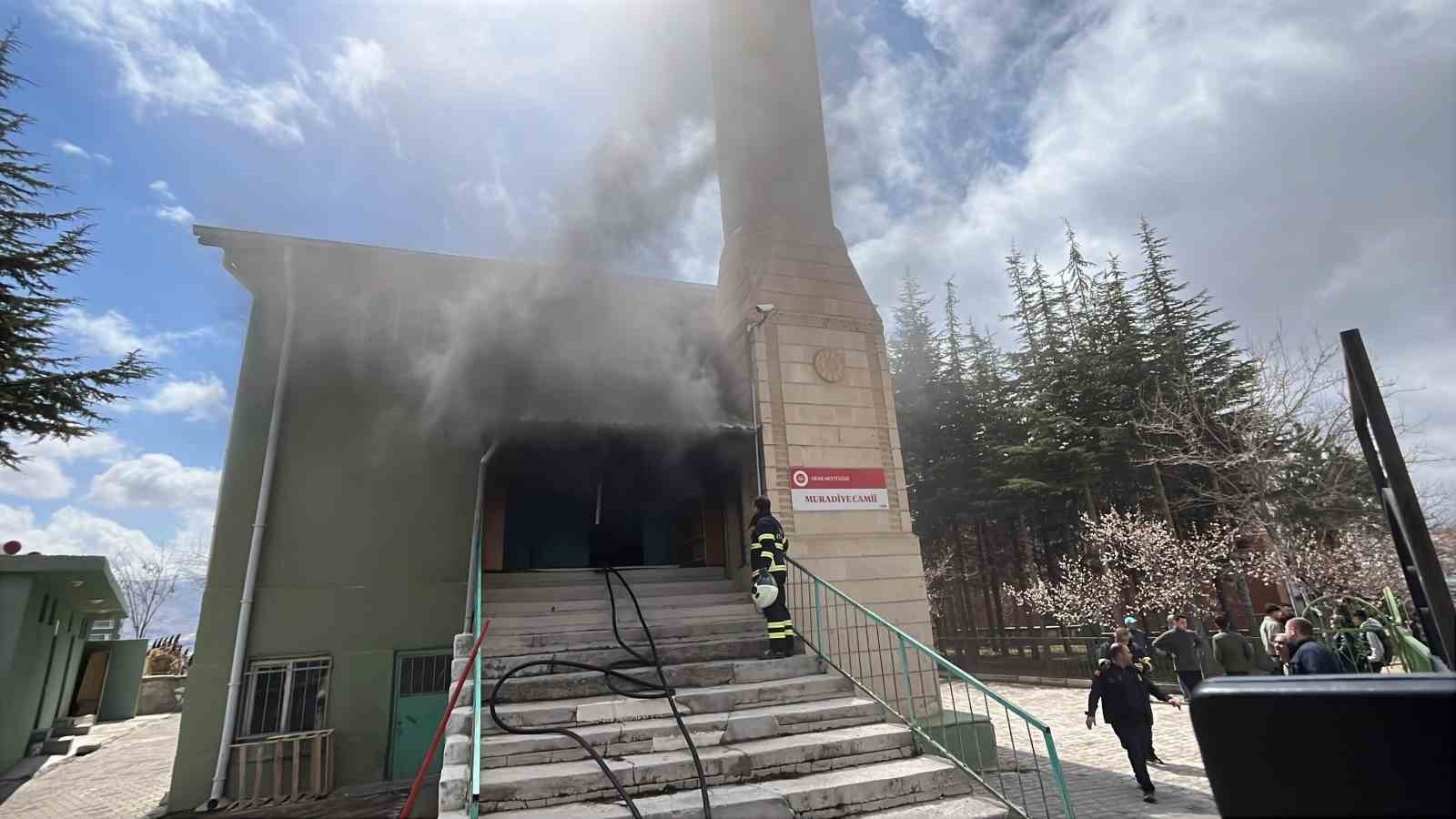 Niğde’de camide yangın, ekiplerin müdahalesi sürüyor
