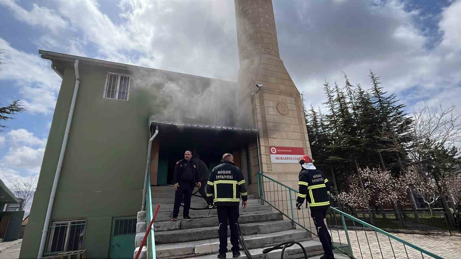 Niğde’de camide yangın, ekiplerin müdahalesi sürüyor
