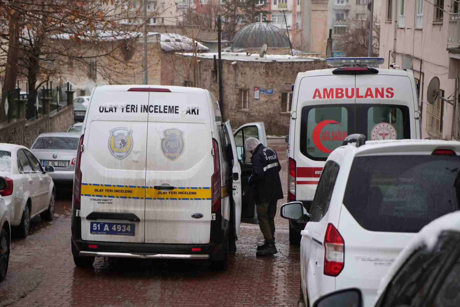 Niğde’de çift evlerinde ölü bulundu
