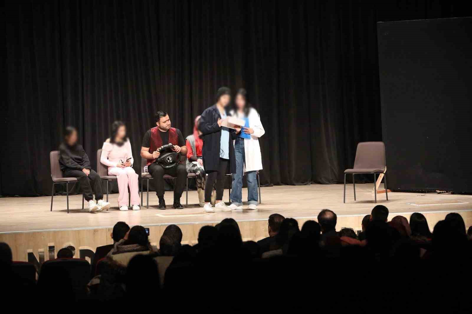 Niğde’de çocuklardan anlamlı tiyatro gösterisi
