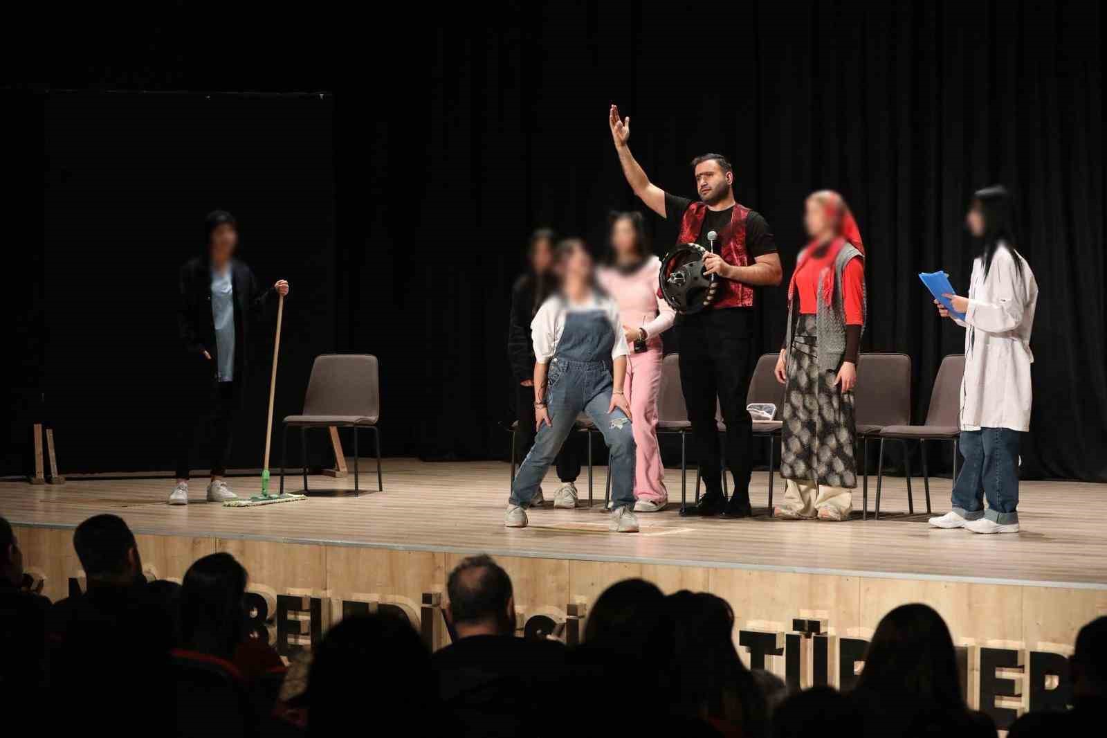 Niğde’de çocuklardan anlamlı tiyatro gösterisi
