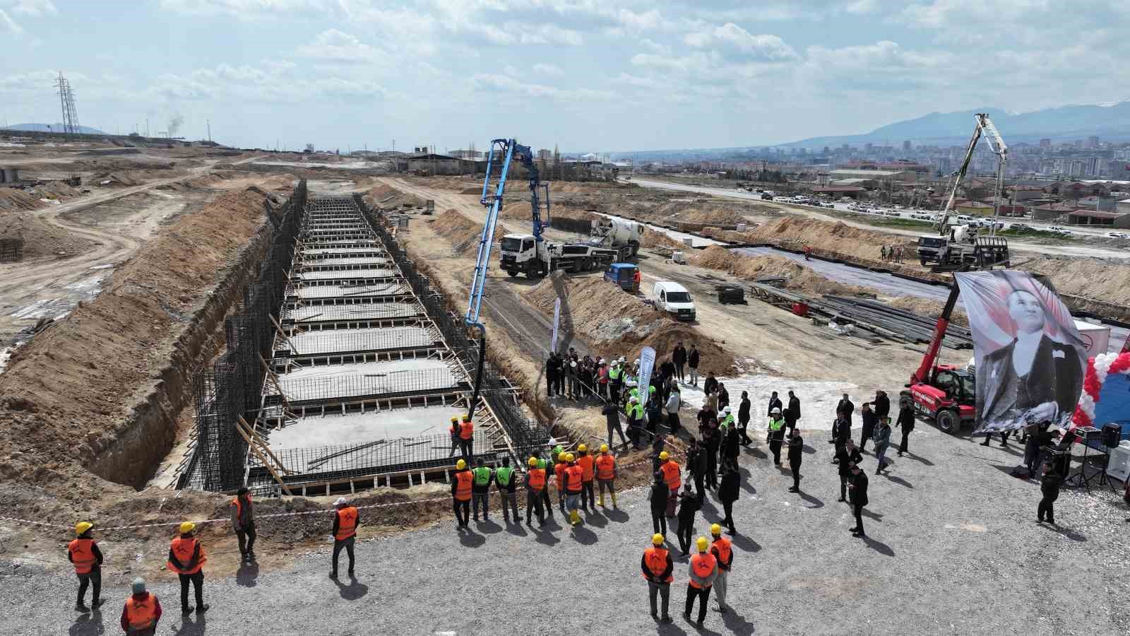 Niğde’de esnafa nefes olacak projenin temeli atıldı
Niğde’de esnafa nefes olacak projenin temeli atıldı