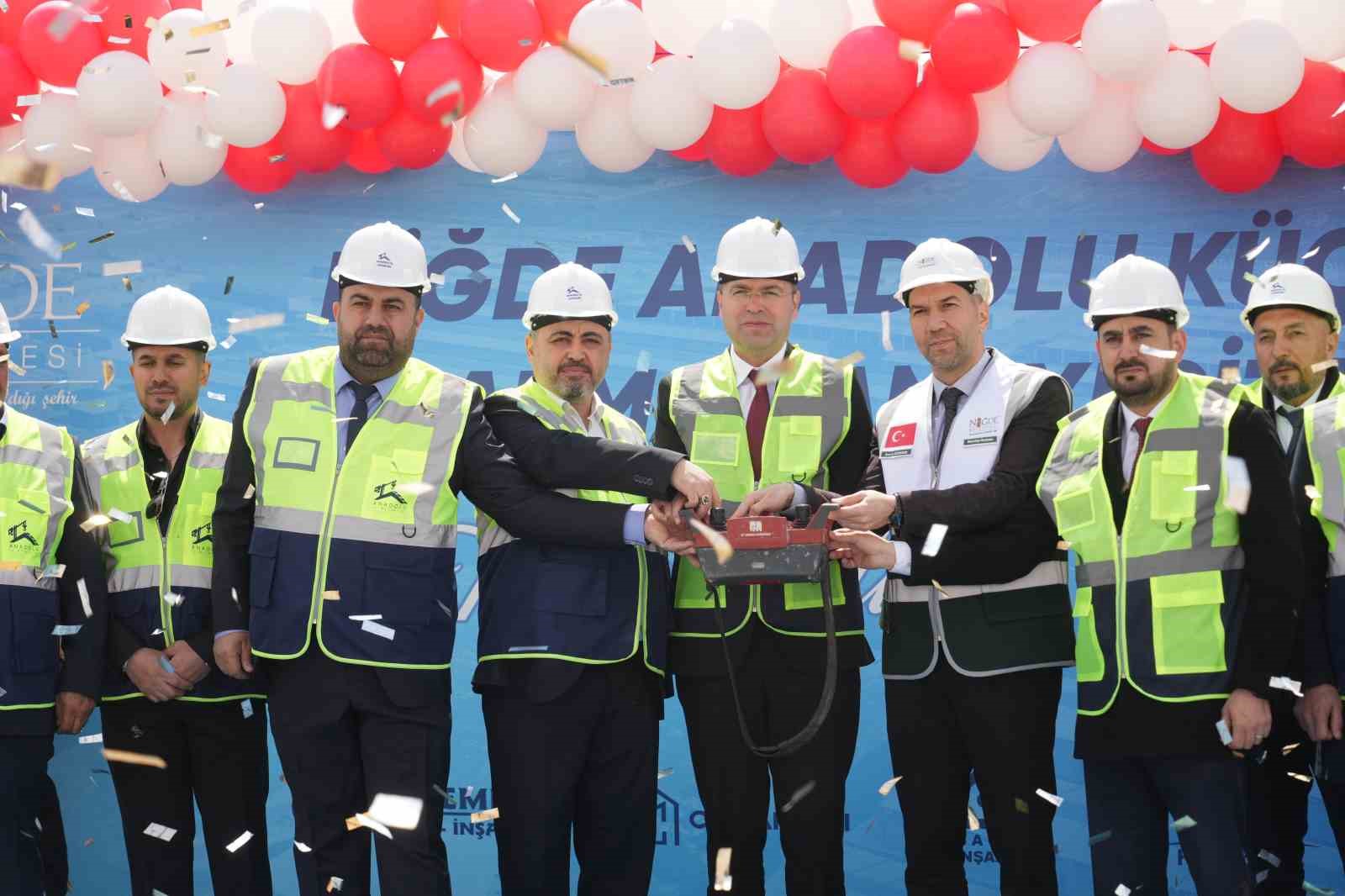 Niğde’de esnafa nefes olacak projenin temeli atıldı
Niğde’de esnafa nefes olacak projenin temeli atıldı