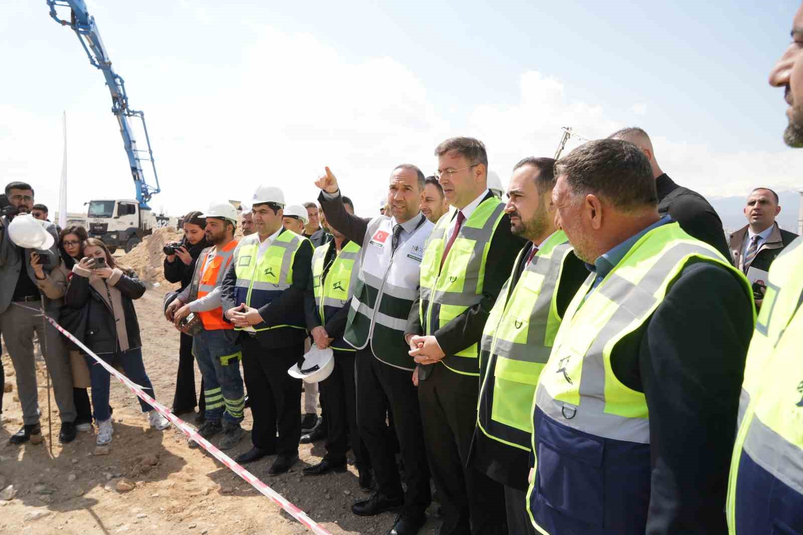 Niğde’de esnafa nefes olacak projenin temeli atıldı
Niğde’de esnafa nefes olacak projenin temeli atıldı