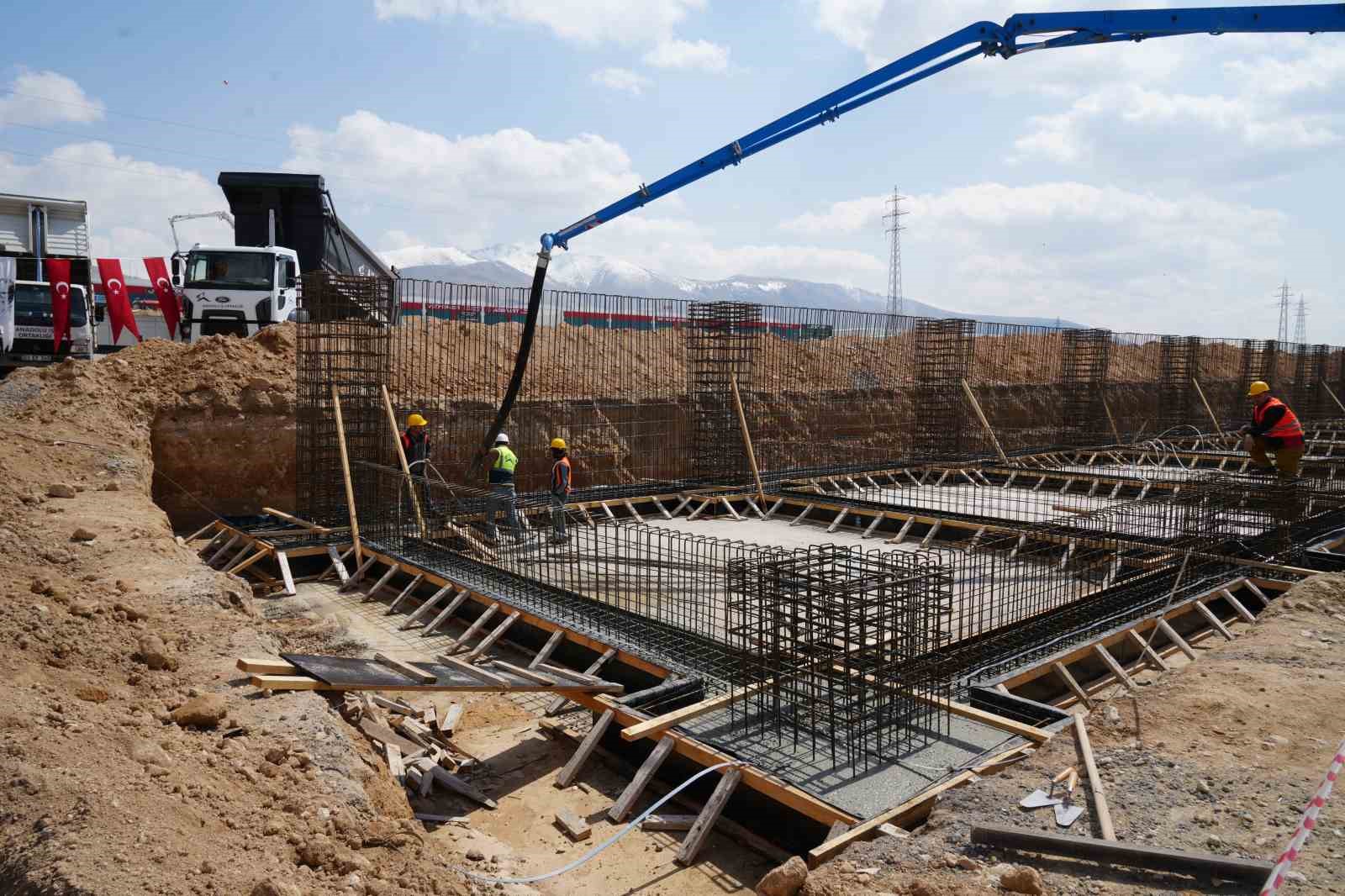 Niğde’de esnafa nefes olacak projenin temeli atıldı
Niğde’de esnafa nefes olacak projenin temeli atıldı