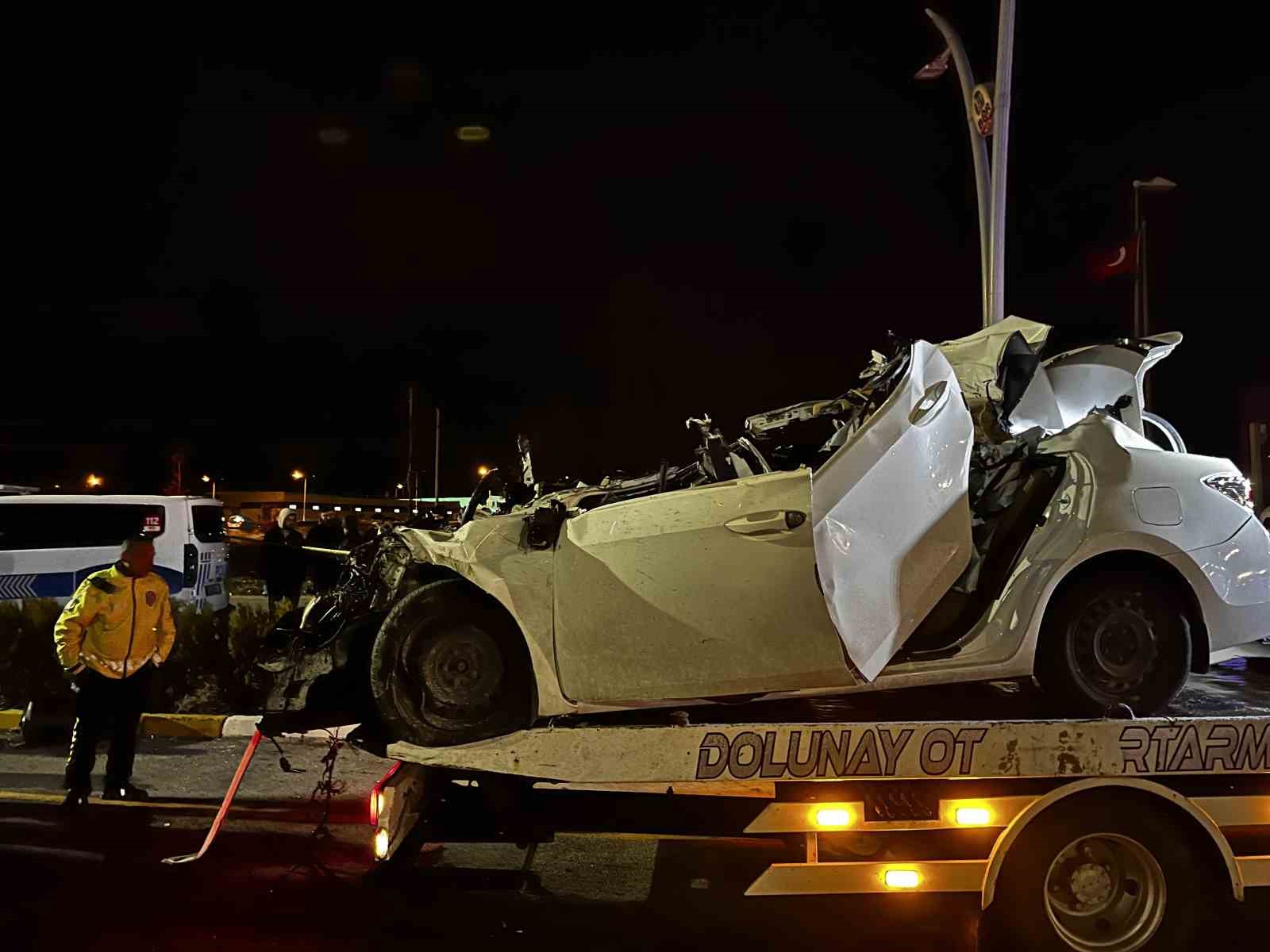 Niğde’de feci kaza: Tıra çarpan otomobilin sürücüsü hayatını kaybetti
